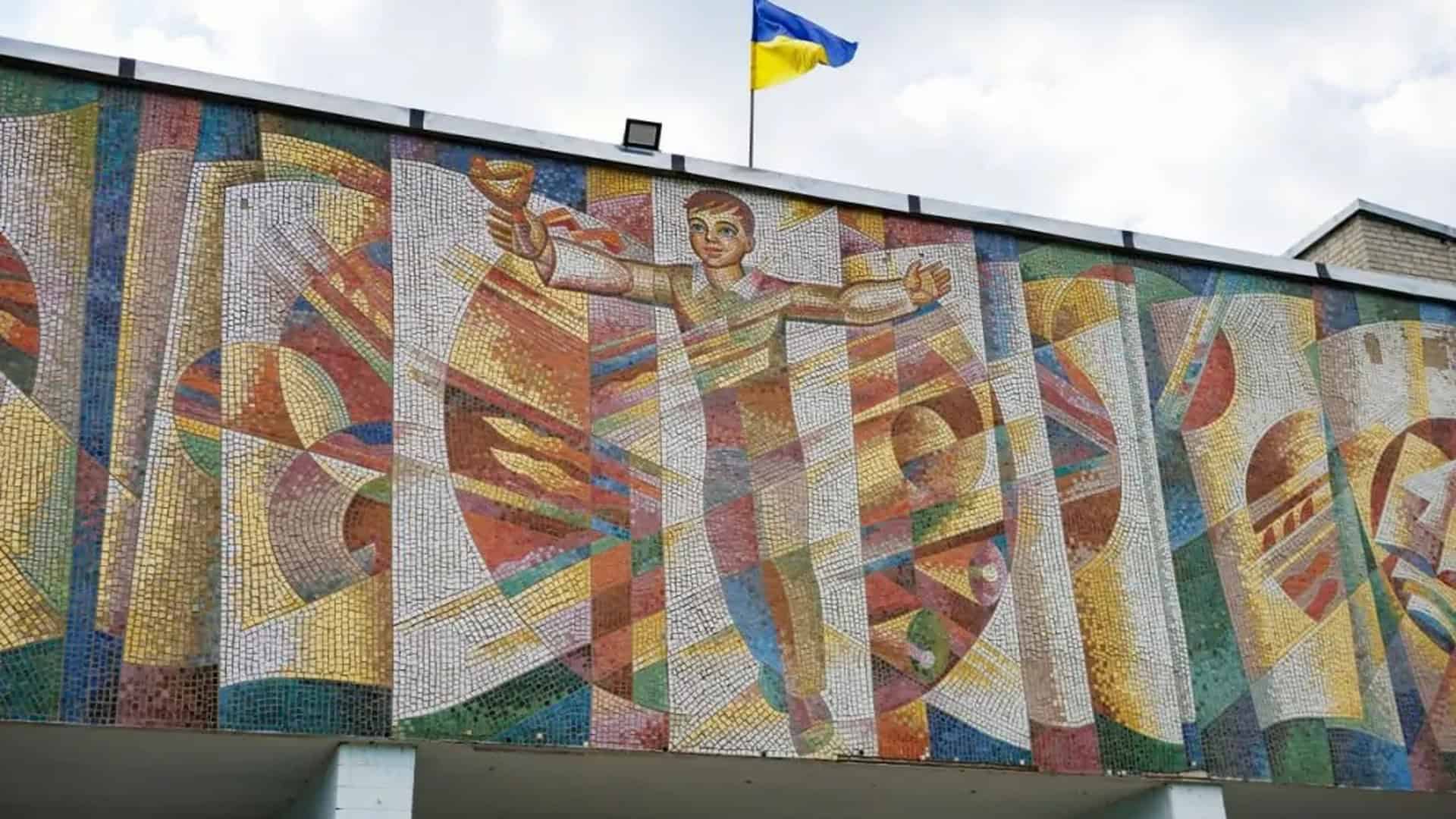 Погреби: 8 постраждалих, дрони атакують Київщину п’яту добу Мозаїчне панно «Мереживо звуків» Василя Хімочки на фасаді ліцею «Престиж» у Боярці: юнак із розкинутими руками серед кольорових променів, над ним прапор України
