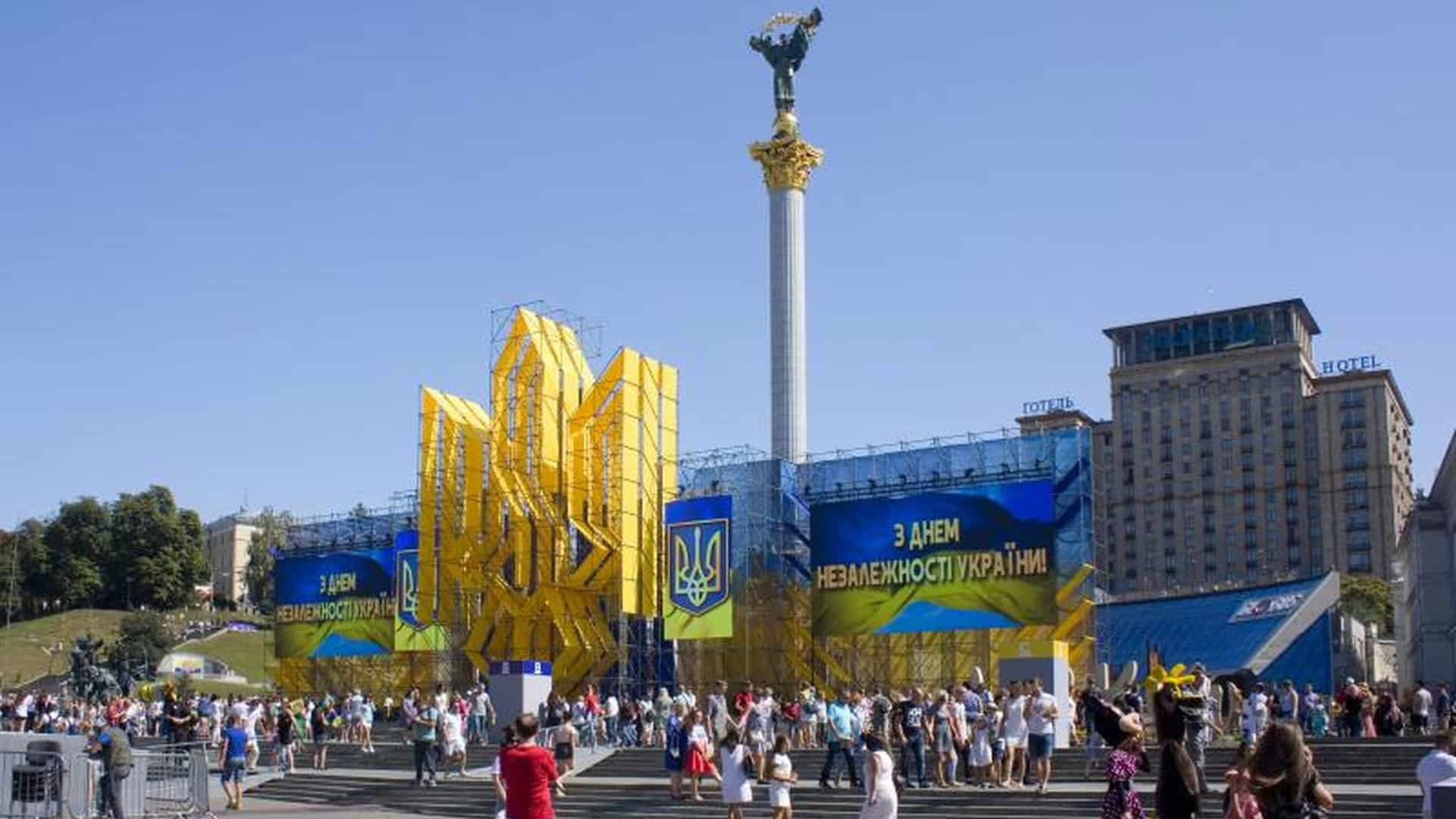 Святкове оформлення Майдану Незалежності в Києві з написом «З Днем Незалежності України!» біля колони Незалежності