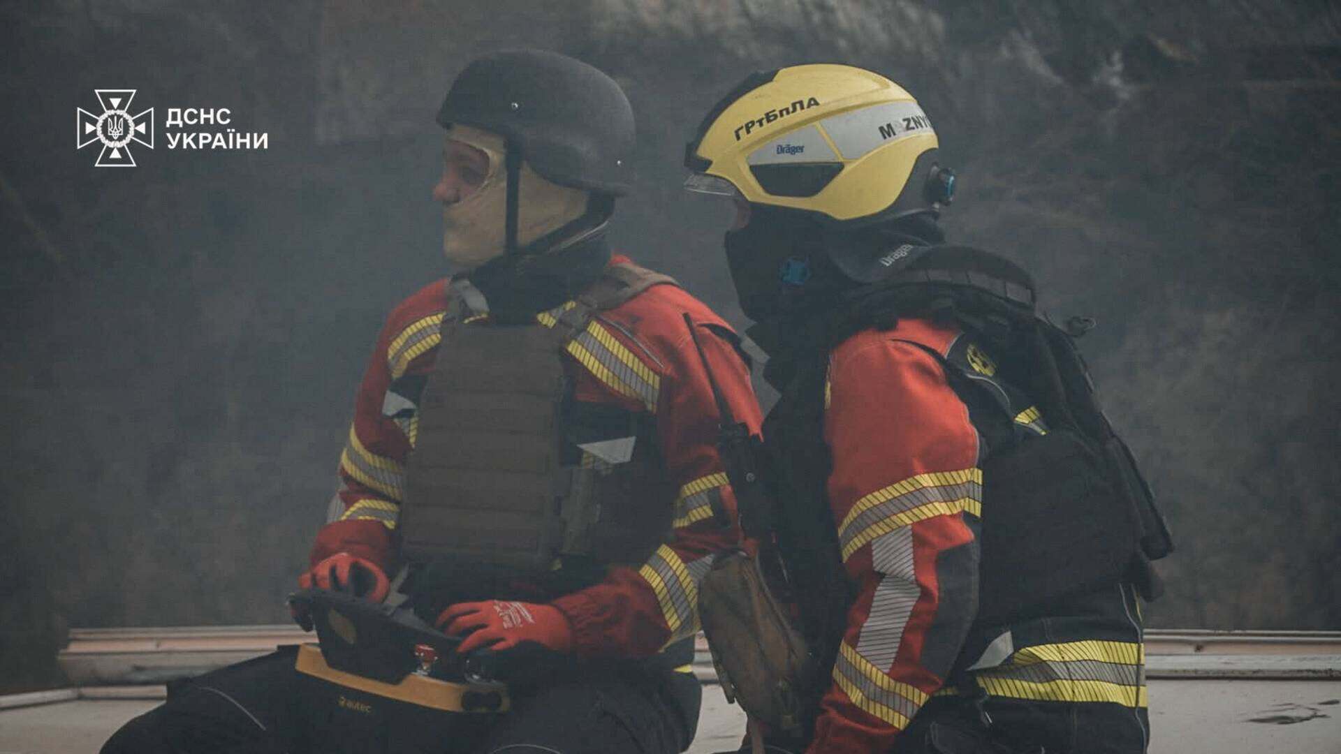 У Бучанському районі дрони вдруге знищили центр «Аврори» Двоє рятувальників ДСНС у щільному димі, один тримає пульт керування розвідувальним безпілотником