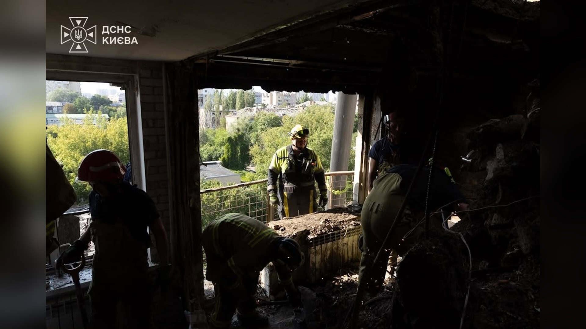 У Києві після нічної атаки — 16 загиблих Рятувальники ДСНС працюють у пошкодженій квартирі багатоповерхівки в Солом’янському районі Києва після ракетного удару 20 серпня