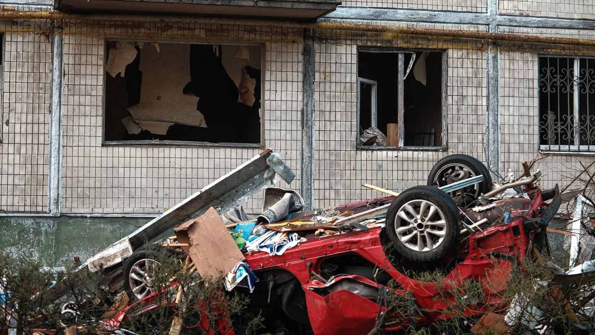 Рятувальники ДСНС ліквідують наслідки російського удару по Києву: 9 загиблих, 33 поранених, врятовано 105 осіб