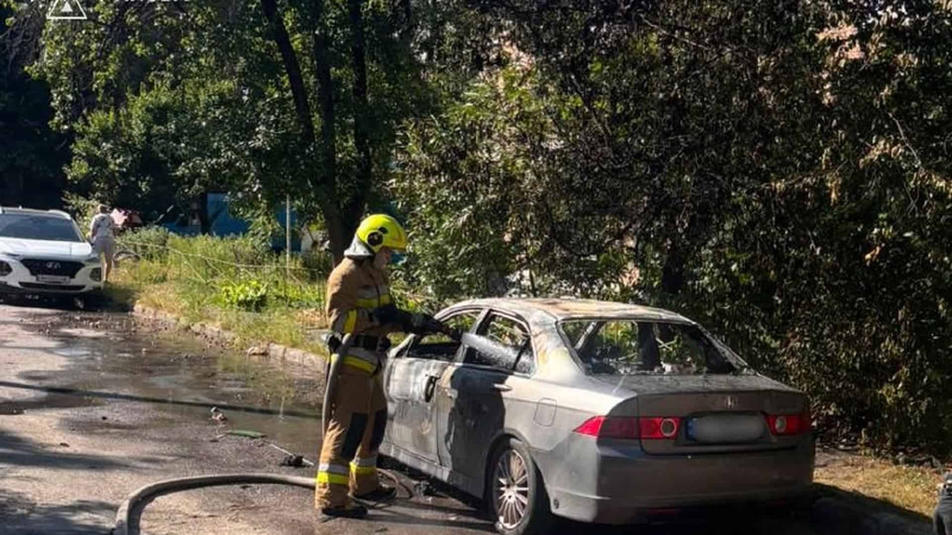 Двоє киян привласнили нерухомість самотнього чоловіка, прикинувшись працівниками ТЦК Пожежники ліквідують загоряння автомобіля Honda у дворі п'ятиповерхівки на вулиці Максима Березовського в Солом'янському районі Києва
