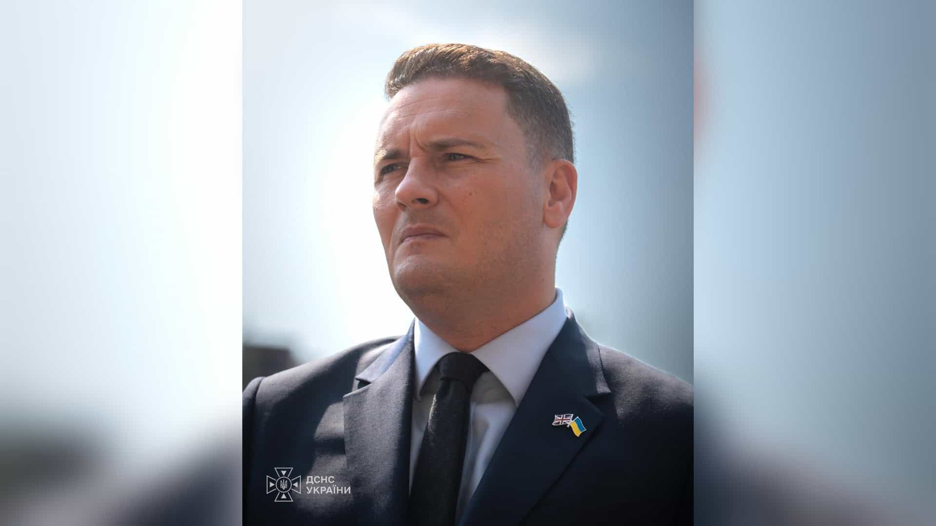 У Києві відновили тепло для 3,5 тисячі будівель після атаки 27 грудня Голова ДСНС Андрій Даник і міністр оборони Британії Вес Стрітінг оглядають наслідки ударів РФ біля метро «Лук'янівська» у Києві