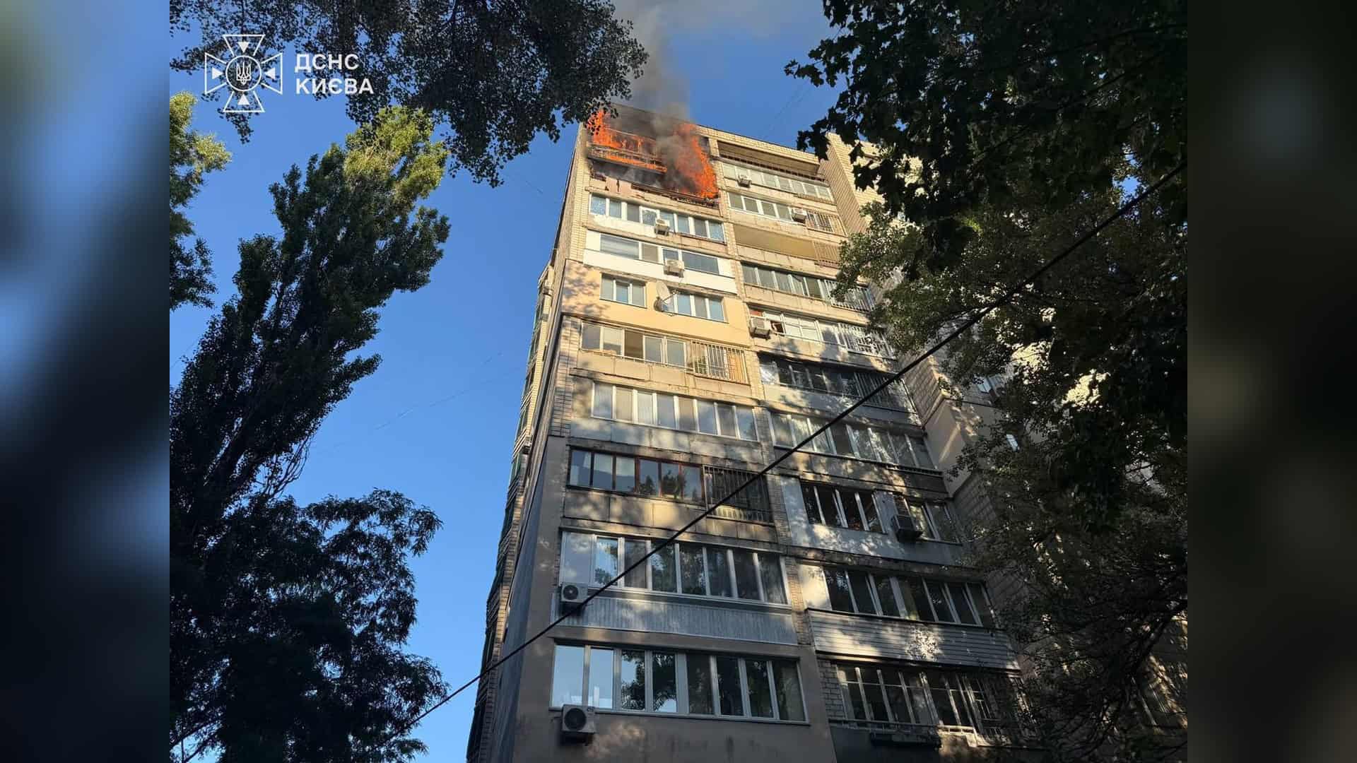 На Подільському узвозі облаштували квіткову композицію «Вітряки України» Пожежники ліквідують пожежу у 12-поверховому житловому будинку на вулиці Липківського у Солом'янському районі Києва, площа займання 70 кв. м
