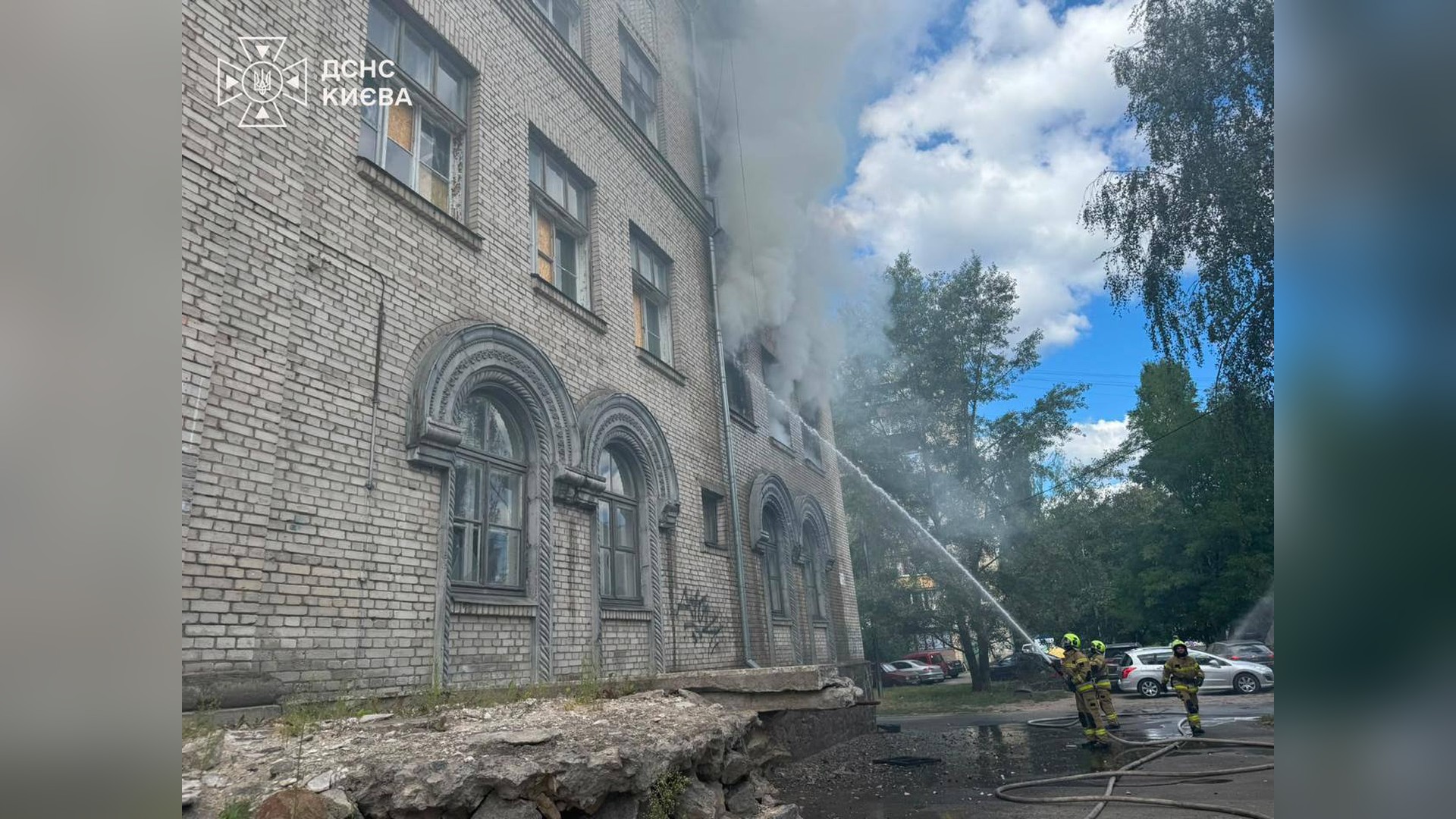 Рятувальники ліквідують пожежу в недіючій чотириповерховій будівлі на вулиці Кирилівській у Подільському районі Києва