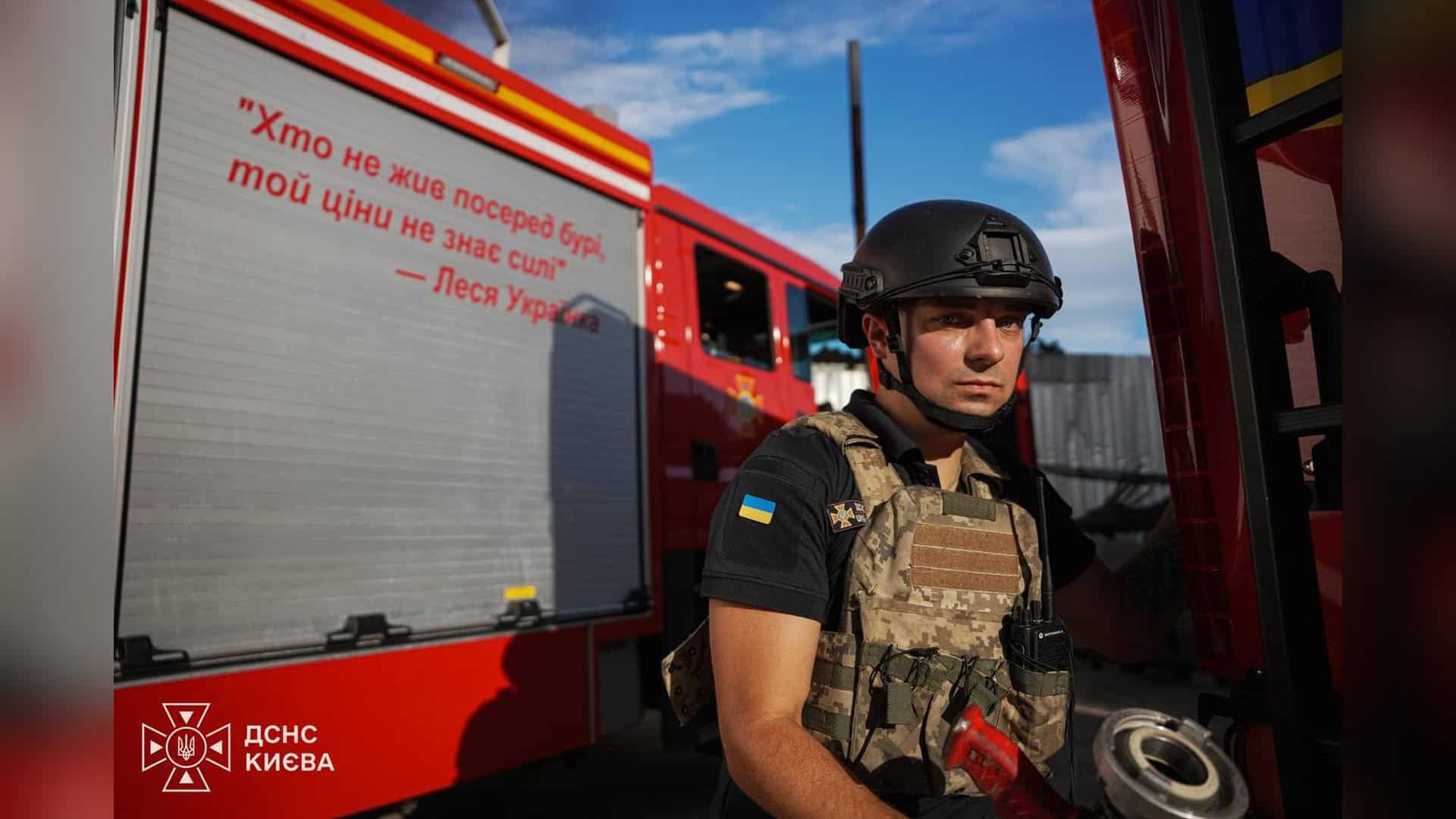 Дрони атакували два райони Києва, виникли пожежі без жертв Рятувальники гасять пожежу покрівлі офісної будівлі у Голосіївському районі Києва після російського обстрілу — загинула одна людина