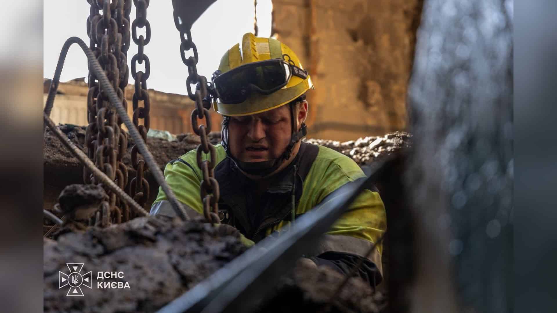 У Голосіївському районі ліквідували пожежу, загинула людина Рятувальники ДСНС проводять аварійно-відновлювальні роботи у Солом'янському районі Києва після атаки 20 серпня, демонтовано 5 плит перекриття