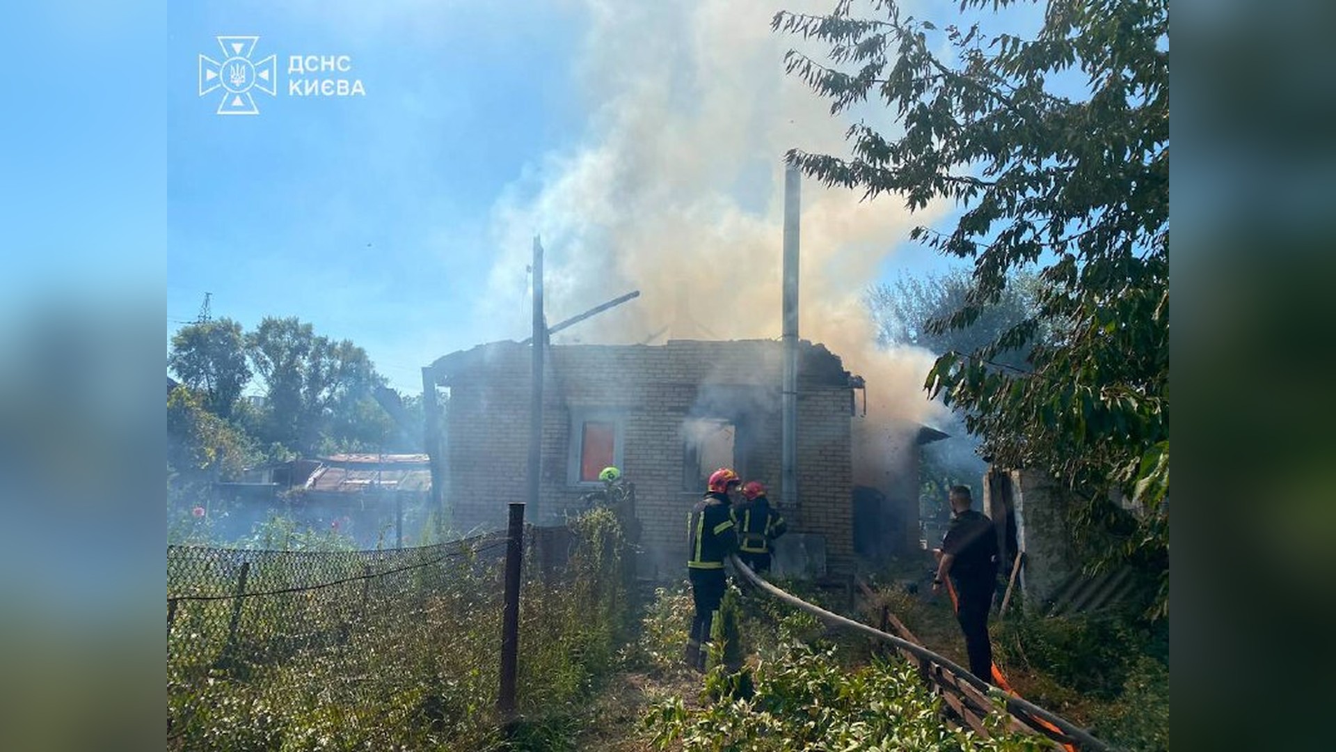 Рятувальники гасять пожежу в приватному будинку на вулиці Фестивальній у Голосіївському районі Києва, площа вогню — 100 кв. м