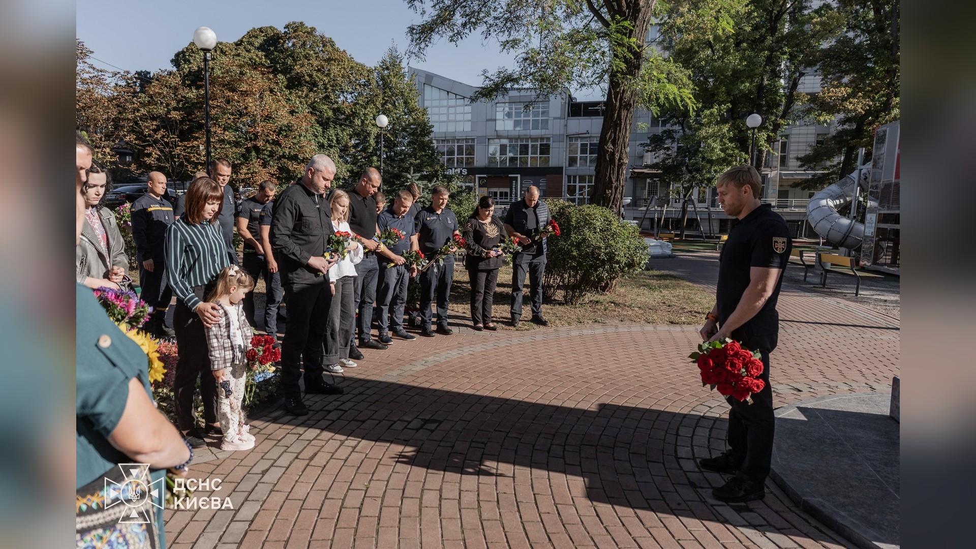Кияни зберуться під КМДА проти підвищення тарифів на проїзд Меморіальна акція «Сонях» у сквері «Пам'яті героїв-рятувальників» у Солом'янському районі Києва на честь трьох загиблих пожежників
