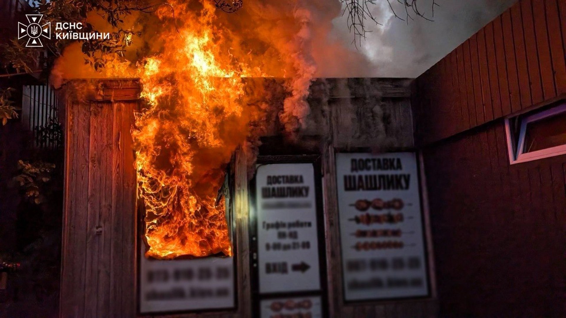 На Київщині в нічній пожежі загинула родина з дітьми Рятувальники гасять пожежу в будівлі малої архітектурної форми на вулиці Чорновола у Вишневому Бучанського району
