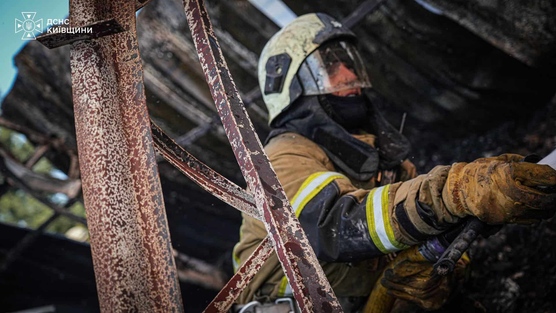 Протест водіїв «Київпастранс»: чому вони не згодні працювати під час тривоги Пожежа у виробничій будівлі ангарного типу площею 1600 кв. м у селі Білогородка Бучанського району, знайдено тіло загиблого