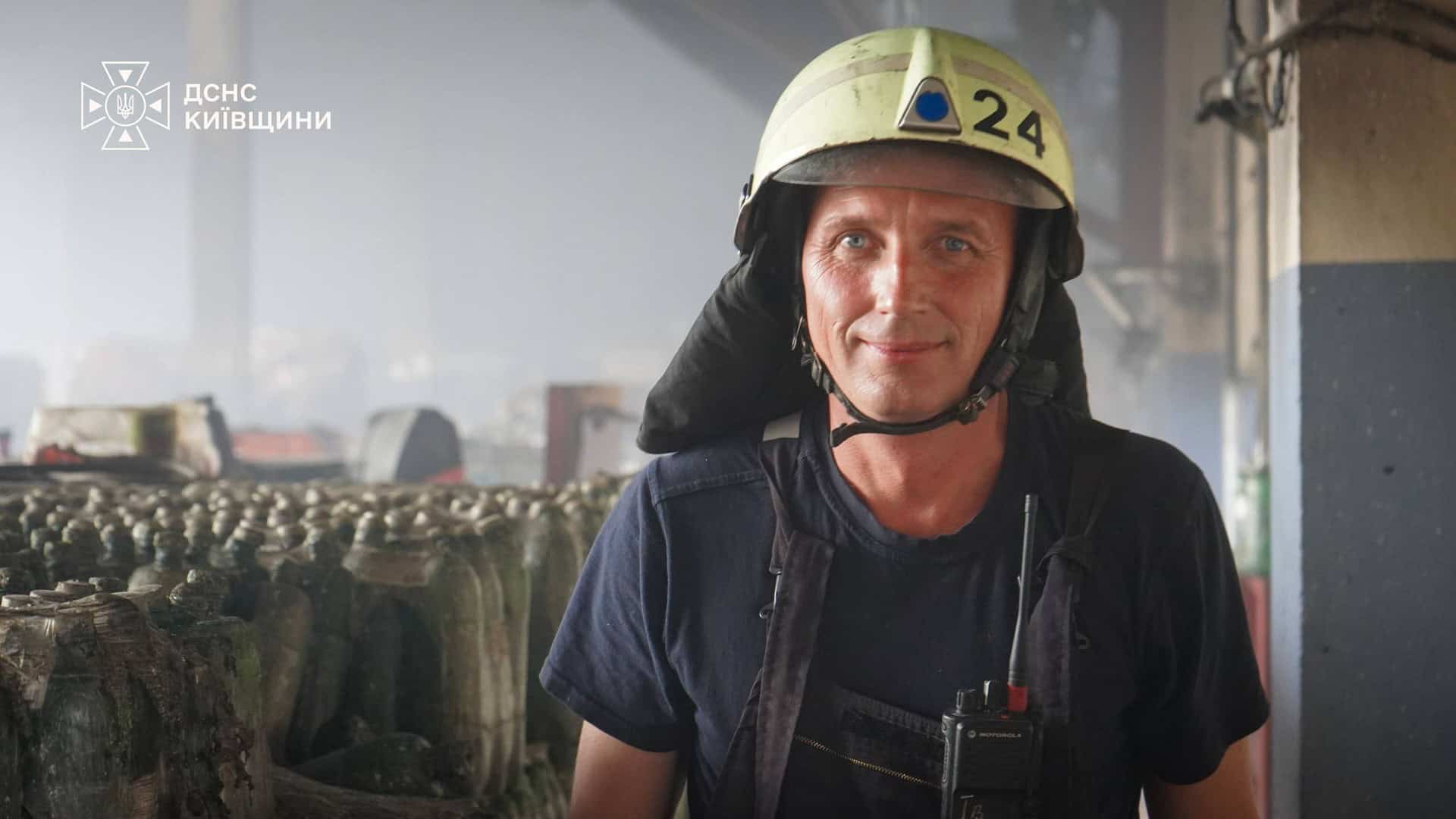 Рятувальники ДСНС Київщини ліквідовують пожежу на складських приміщеннях після ворожої атаки — друга доба безперервної роботи