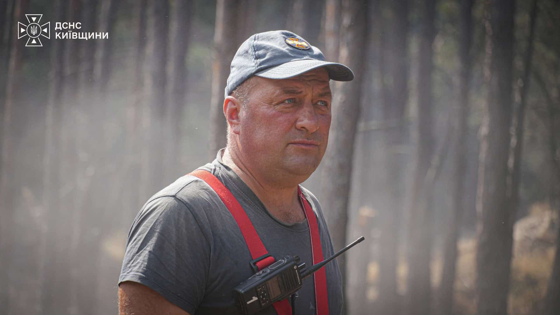 Рятувальники борються з лісовою пожежею у Богданівському лісництві біля села Богдани на Вишгородщині — вогнем охоплено 2500 гектарів