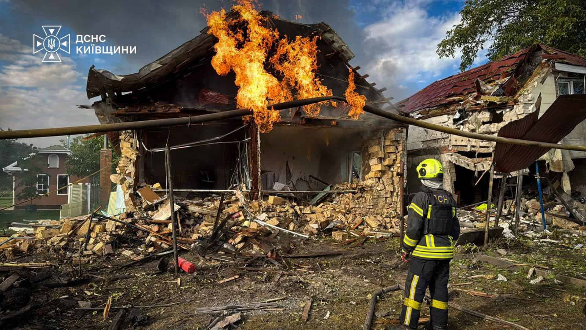 Рятувальники ДСНС гасять пожежі на 9 локаціях у Бориспільському районі після російської атаки на Київщину