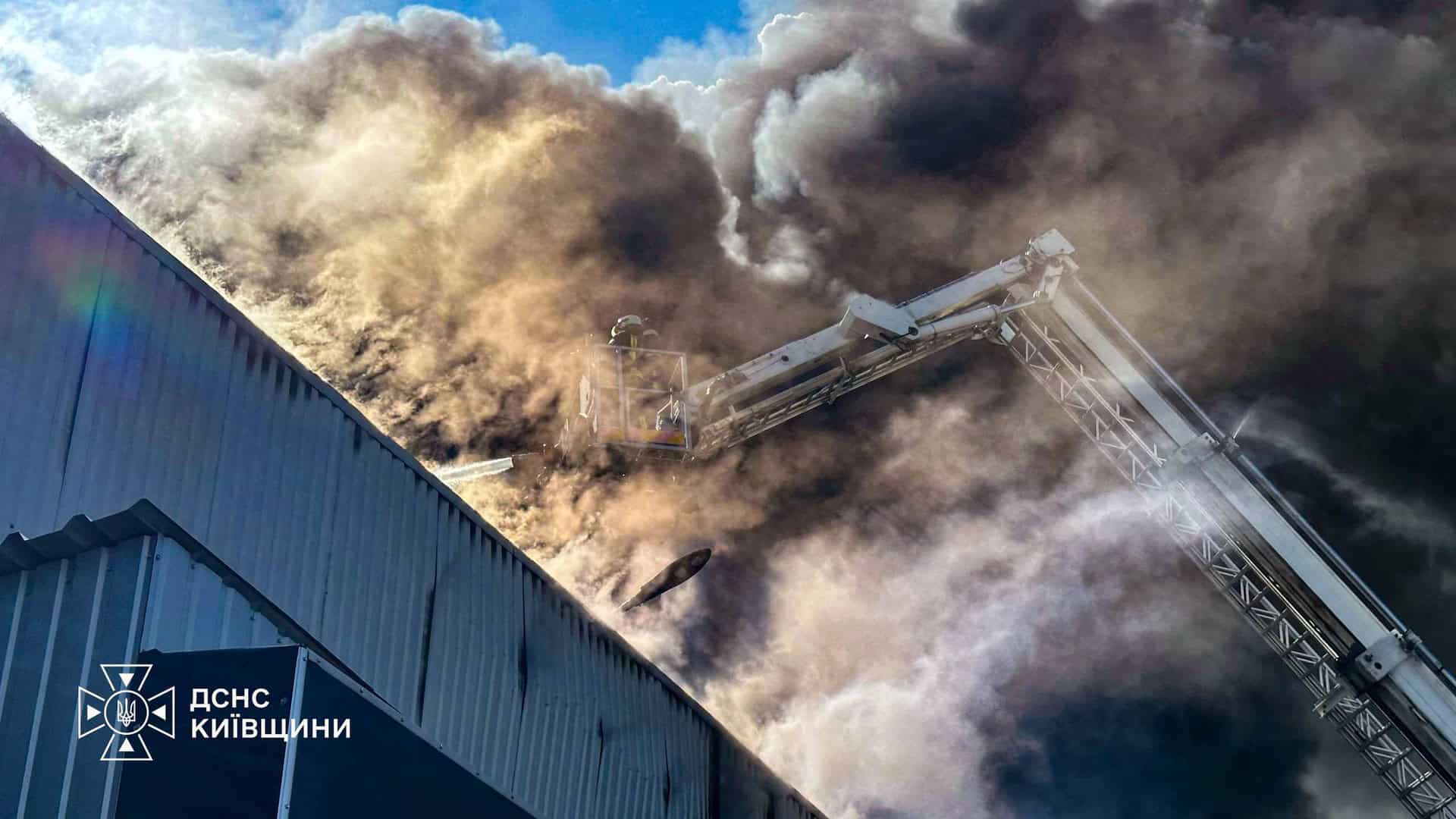 Рятувальники ДСНС ліквідовують наслідки російського обстрілу в Бориспільському районі Київщини із залученням авіації