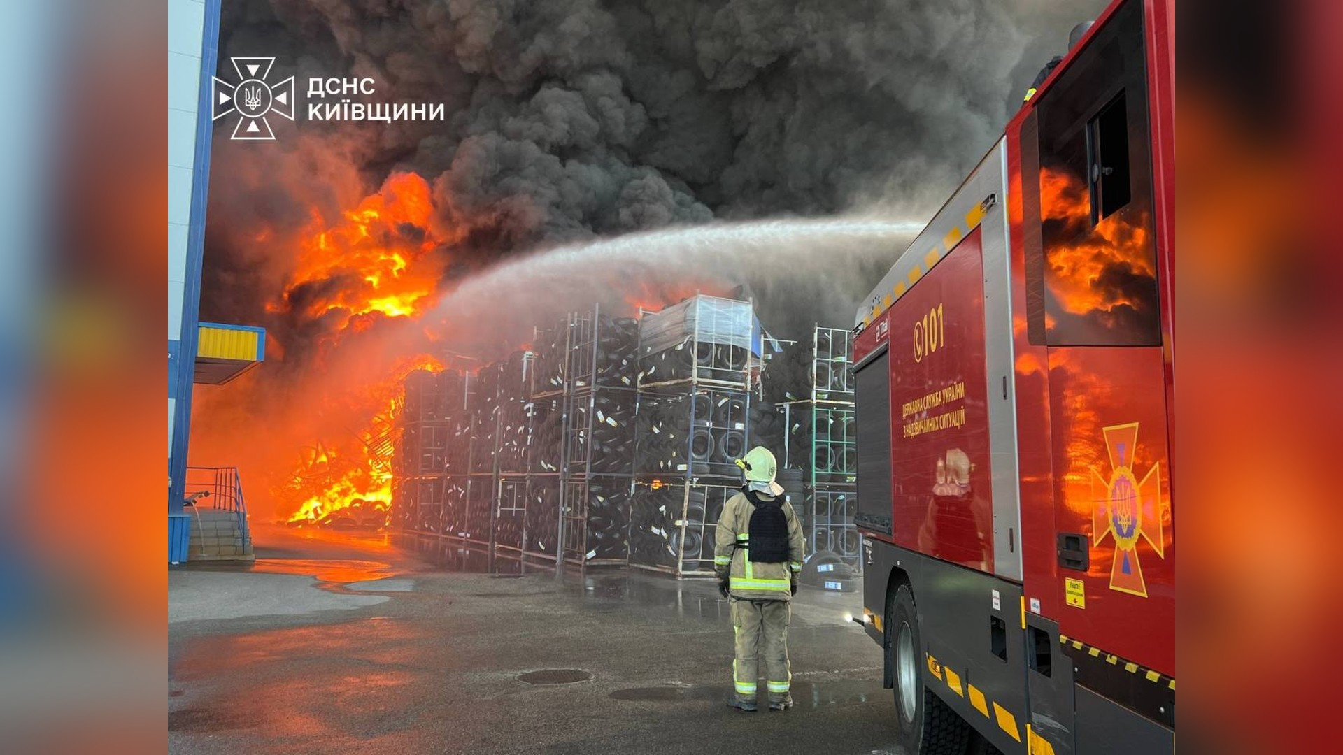 Пожежники гасять масштабну пожежу на логістичному об'єкті Київщини після повторного російського удару
