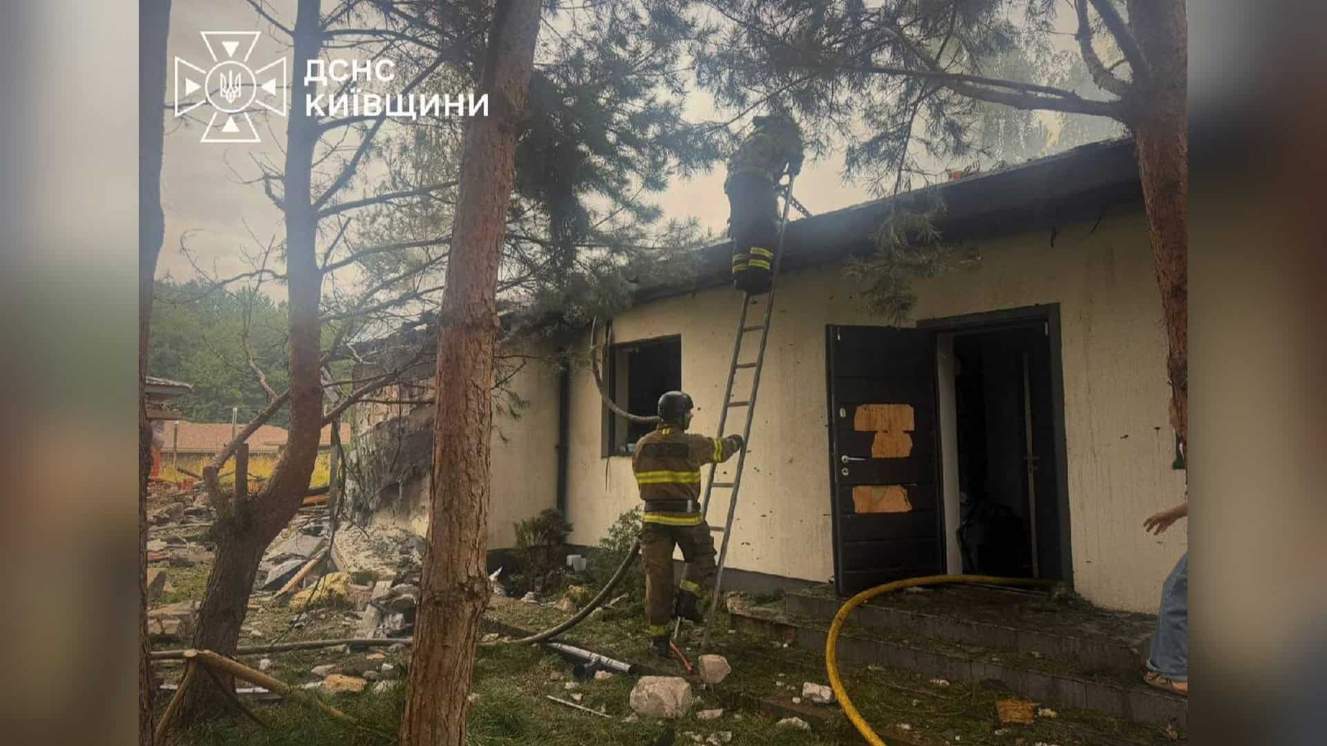 Рятувальники гасять пожежу в приватному будинку в селі Віта-Поштова на Київщині після атаки дронів — двоє постраждалих