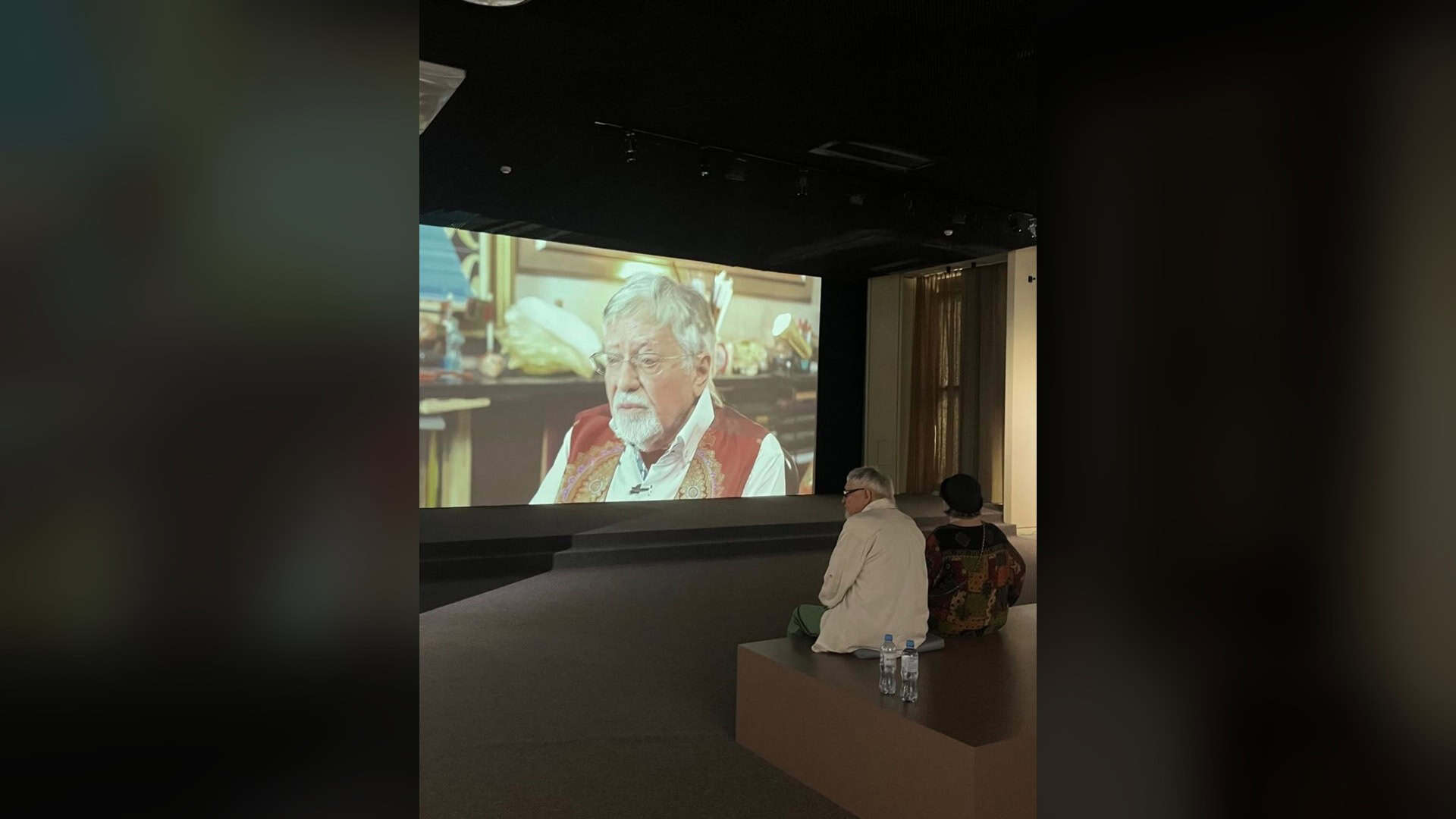 Відвідувачі дивляться відео з Олександром Дубовиком на виставці лабіринти значень в Українському домі