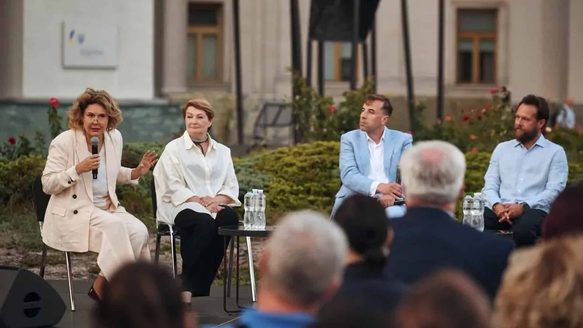 Учасники дискусії «Фактор Фенікса» на сцені біля будівлі МЗС у Києві: Наталія Кривда з мікрофоном, Ірина Данилевська, Андрій Сибіга та Олексій Сай