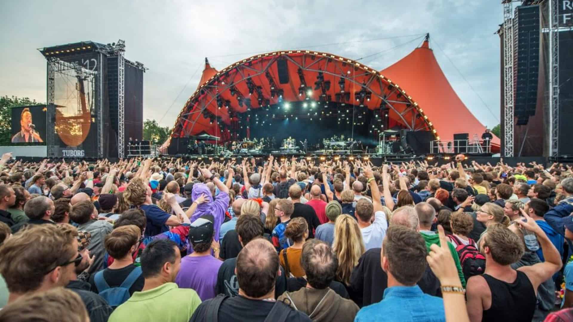 World Press Photo 2026 відкриється у Києві 3 вересня Натовп глядачів перед великою фестивальною сценою під час виступу гурту, ілюстративне фото