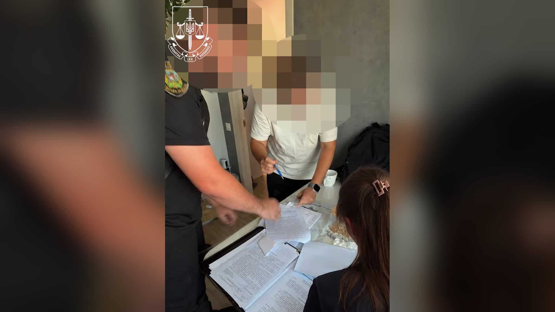 Водіям Київщини: ОТК онлайн не існує, це шахрайство Слідчі оформлюють документи під час затримання підозрюваного у справі про фіктивне працевлаштування чоловіків призовного віку вчителями