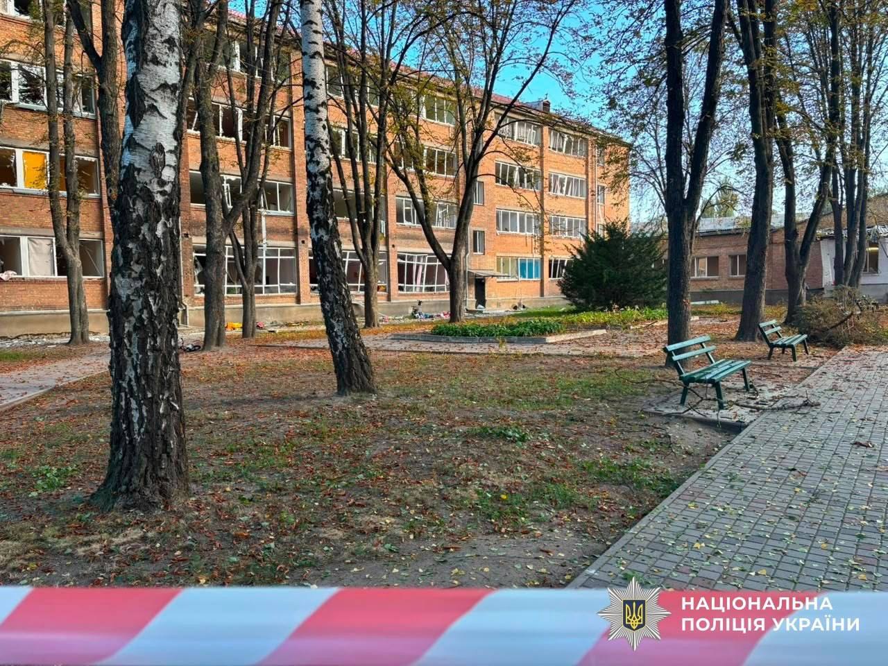Пошкоджена гімназія у Шевченківському районі Києва після обстрілу