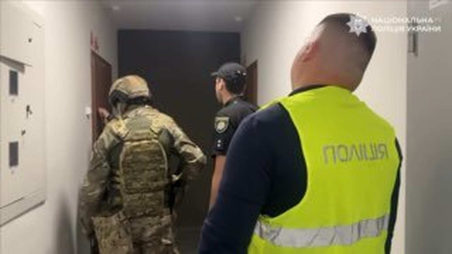 Поліцейські біля вилученої комп'ютерної техніки з київського шахрайського call-центру, що ошукав інвесторів ЄС на 9 млн грн