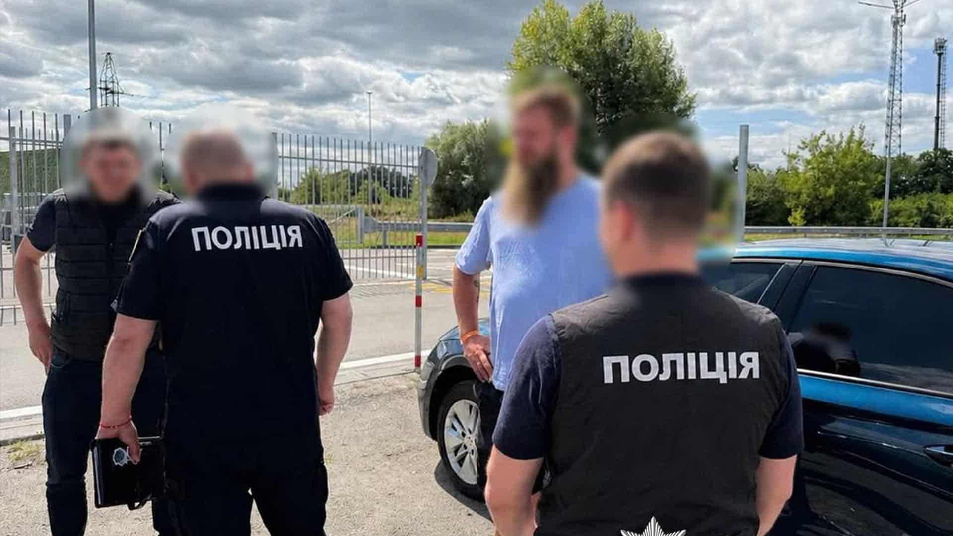 Поліцейські затримали двох ділків у Києві, які вимагали $26 000 за переведення військового до тилової частини