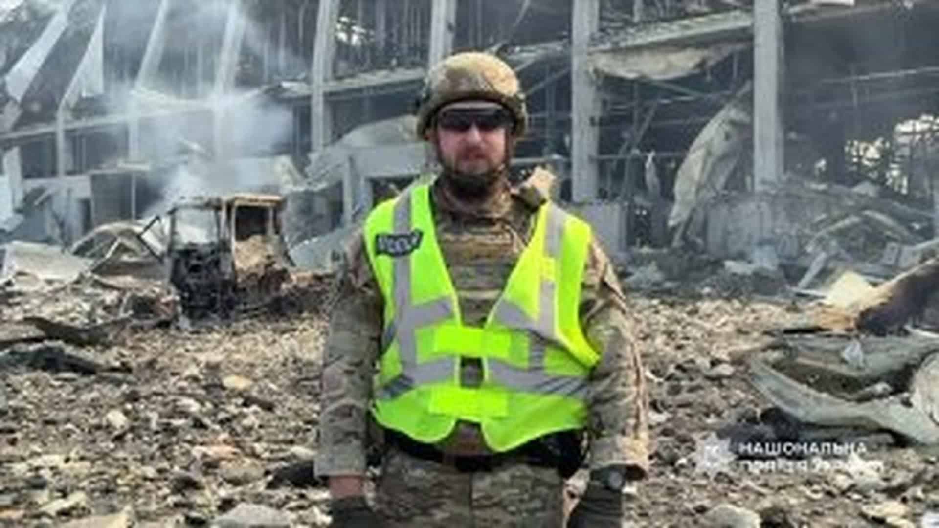Вибухотехніки поліції Києва оглядають уламки ракет на місці нічного удару по цивільній інфраструктурі столиці
