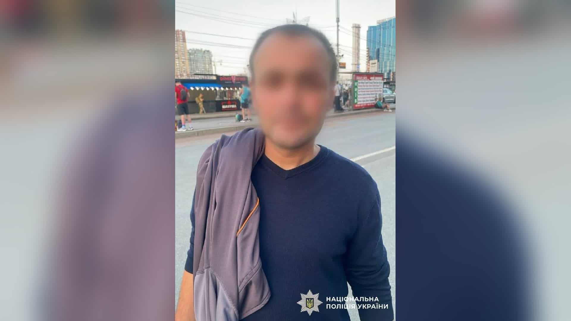 Працівники метро «Теремки» вигнали пса Мішу з укриття під час тривоги Платформа станції метро «Вокзальна» у Києві, де двоє чоловіків вкрали наплічник зі 280 тисячами гривень у сплячої пасажирки