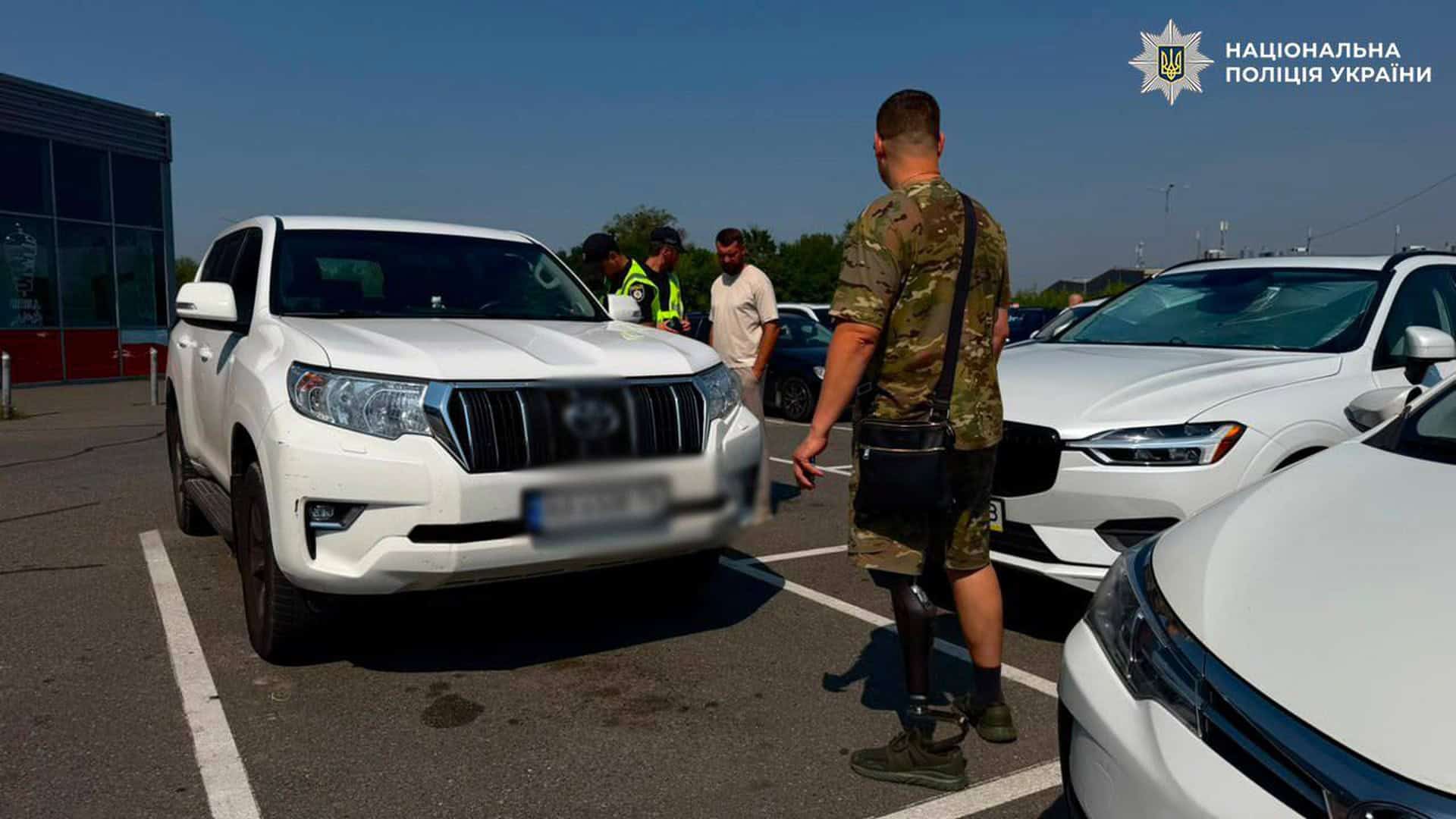 Патрульні поліцейські та представники ветеранської спільноти перевіряють паркування на місцях для людей з інвалідністю у Голосіївському районі Києва