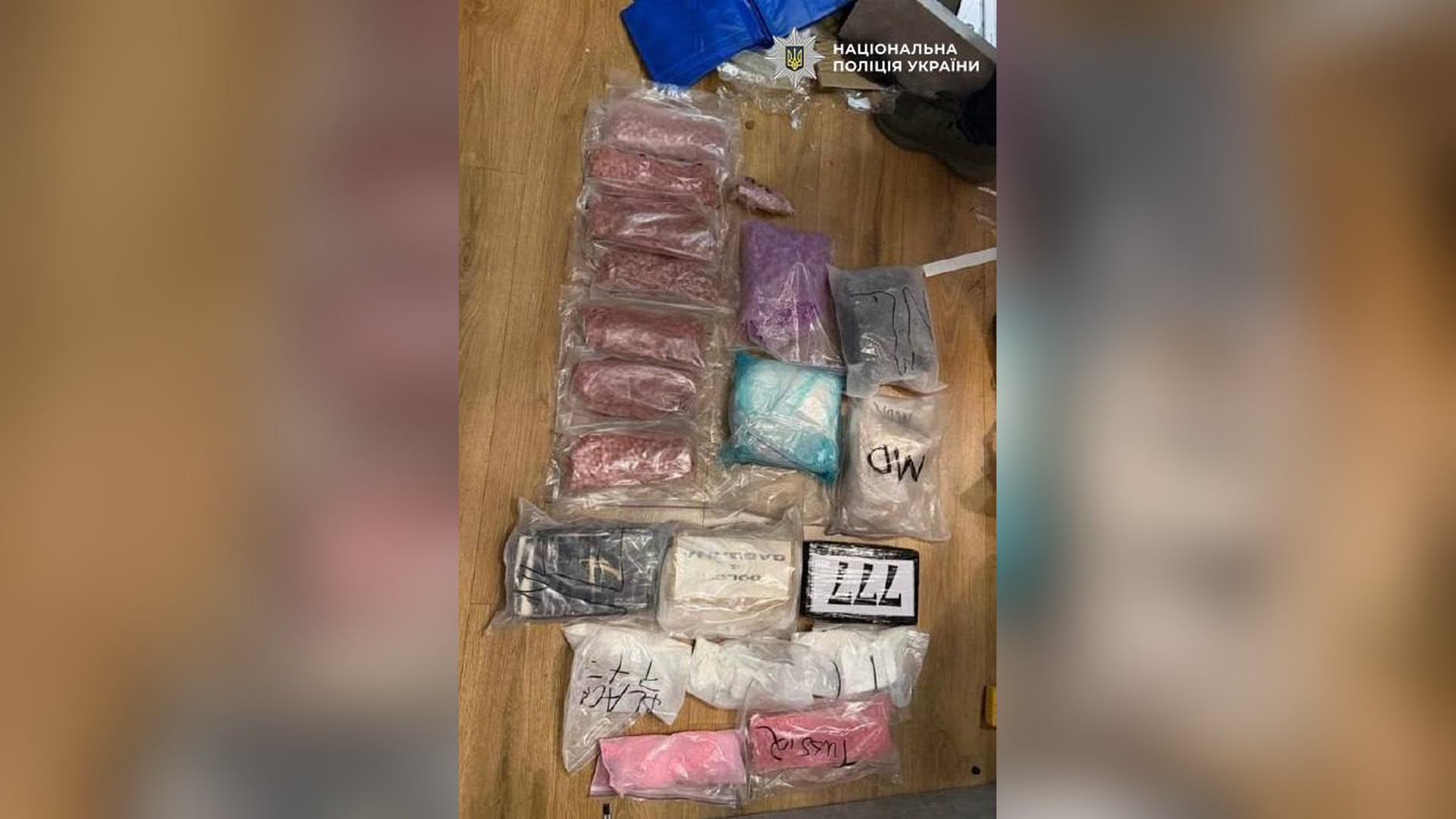 Масштабна пожежа на Ружинській: вигорів дах п’ятиповерхівки площею 1500 м² Поліцейські Києва під час обшуку виявили 2 кг кокаїну та понад 3 000 таблеток екстазі, вилучених у членів наркозбутової групи з 10 осіб