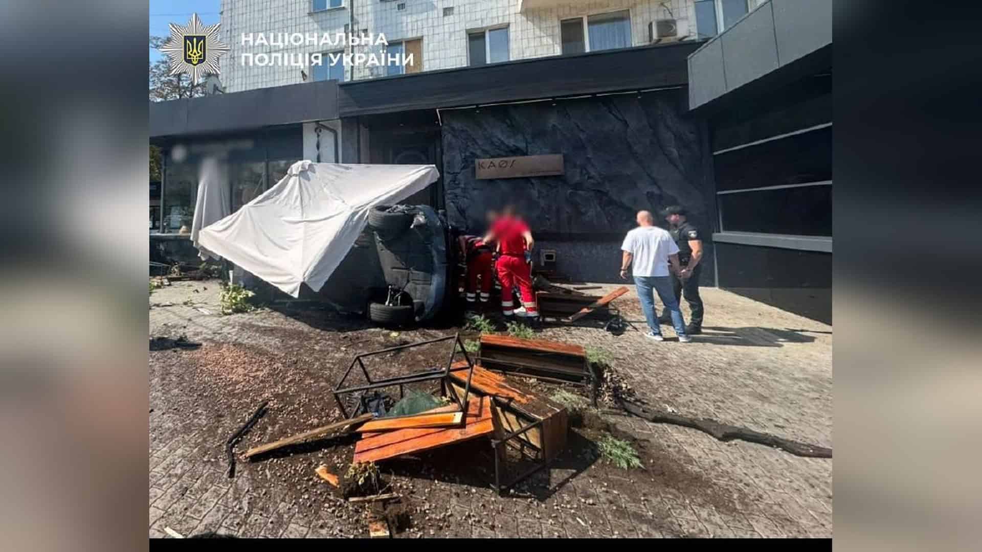 Перекинутий BMW на літній терасі на вулиці Великій Васильківській у Печерському районі Києва, один постраждалий госпіталізований
