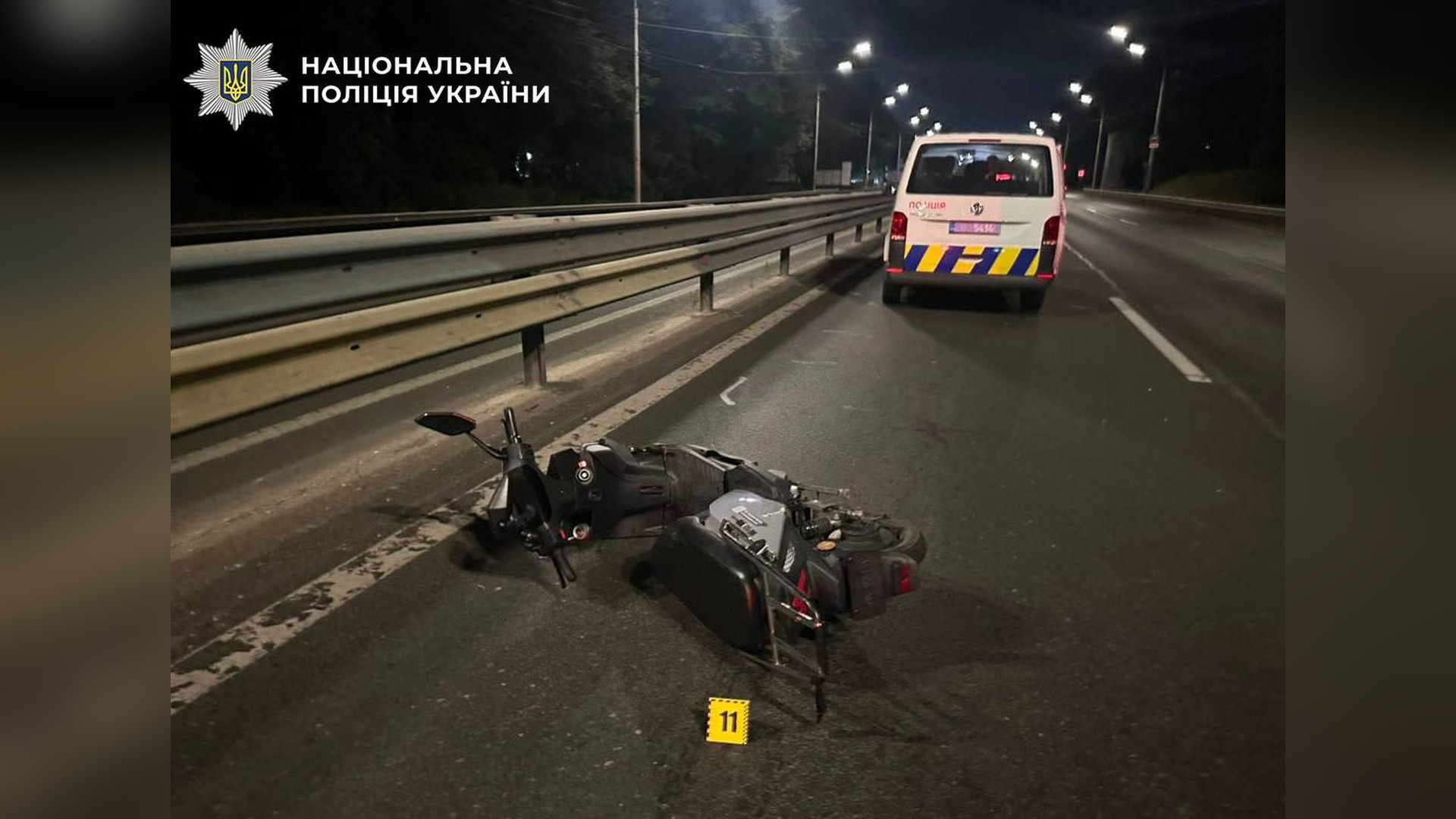 Місце смертельного ДТП на проспекті Академіка Глушкова в Києві, де Toyota Camry збила водія електроскутера 7 серпня
