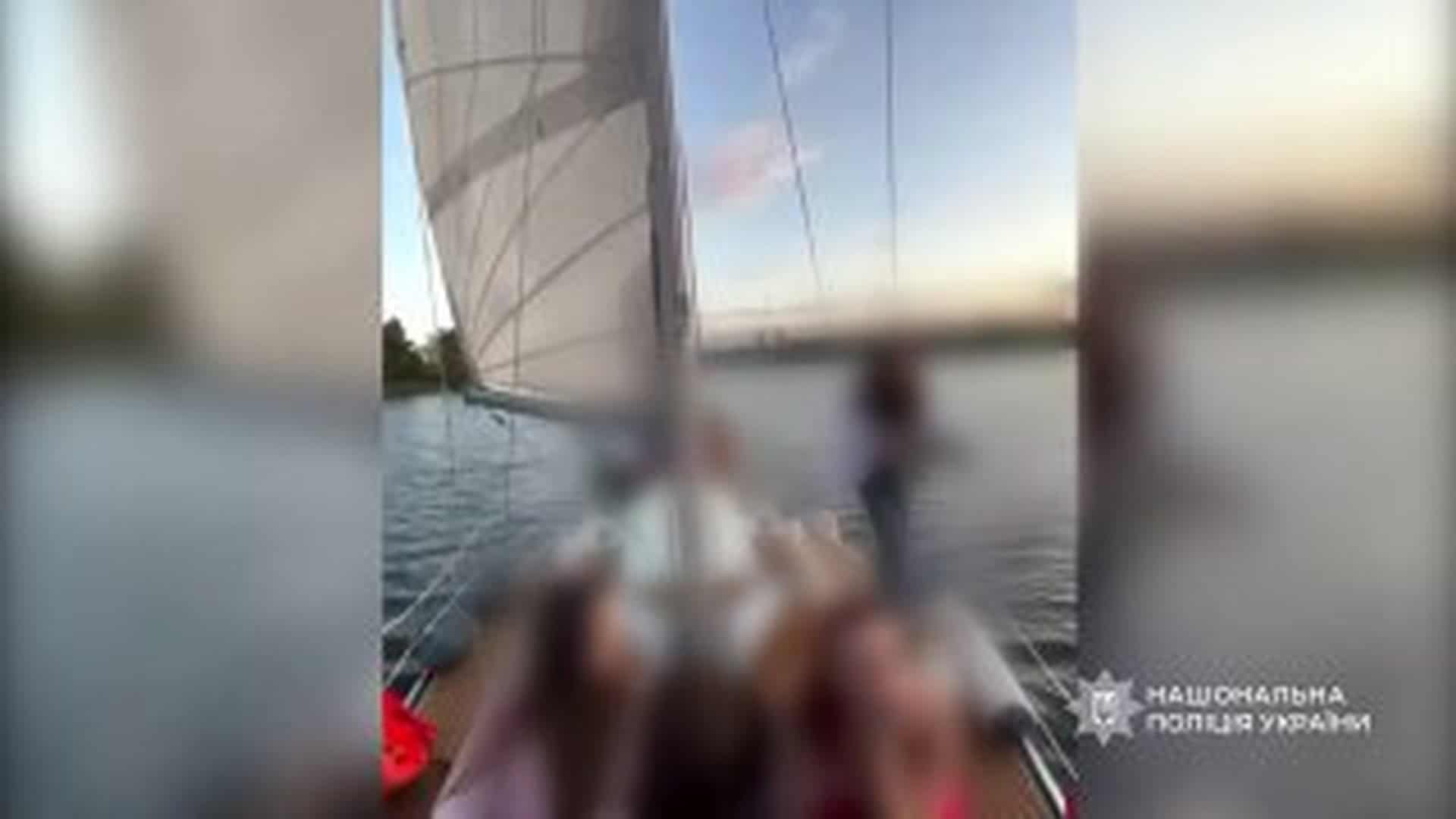 Поліцейські відділу річкової поліції Києва оштрафували 52-річного киянина за незаконну прогулянку яхтою по затоці Собаче гирло під час воєнного стану