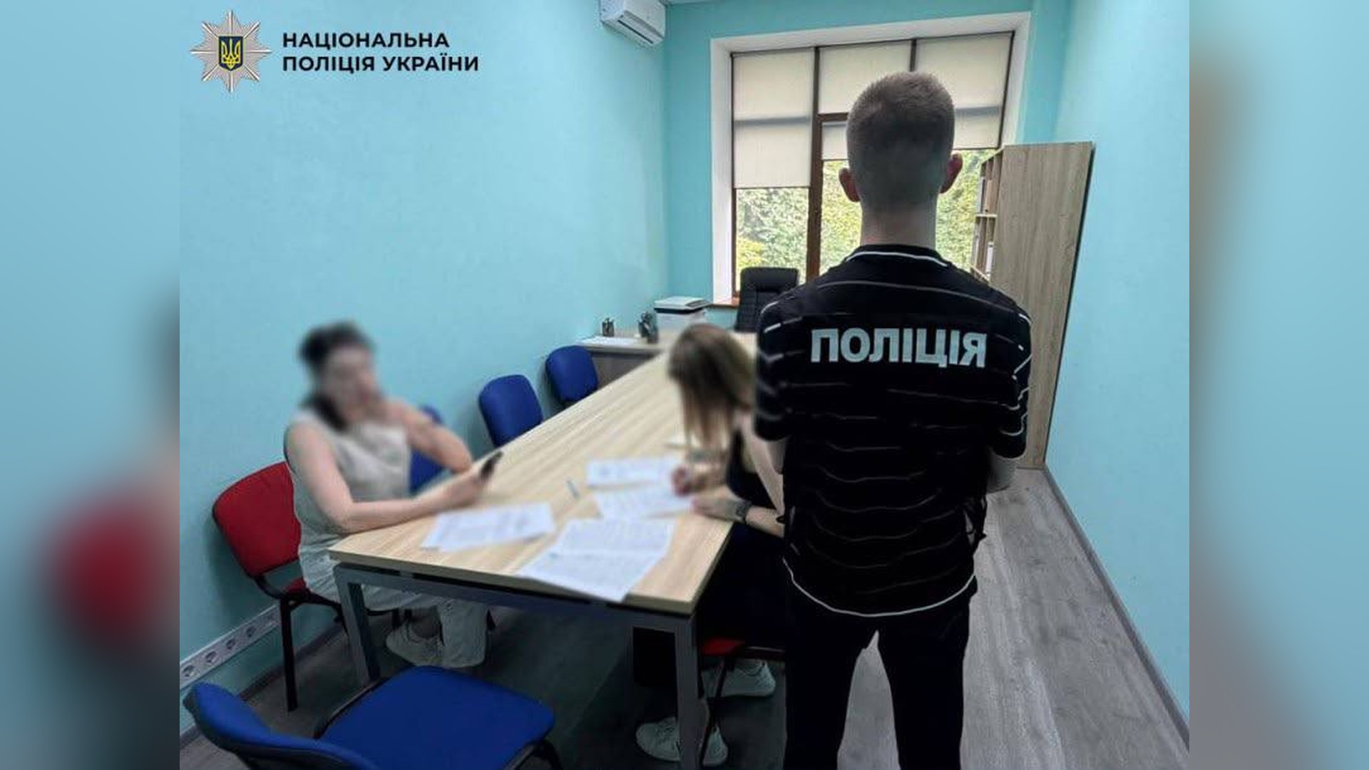 Екснардепа підозрюють у схемі фіктивної інвалідності для киянина за 10 000$ Слідчі опитують підозрювану посадовицю в кабінеті поліції у справі про розтрату бюджетних коштів на закупівлі шкільного обладнання