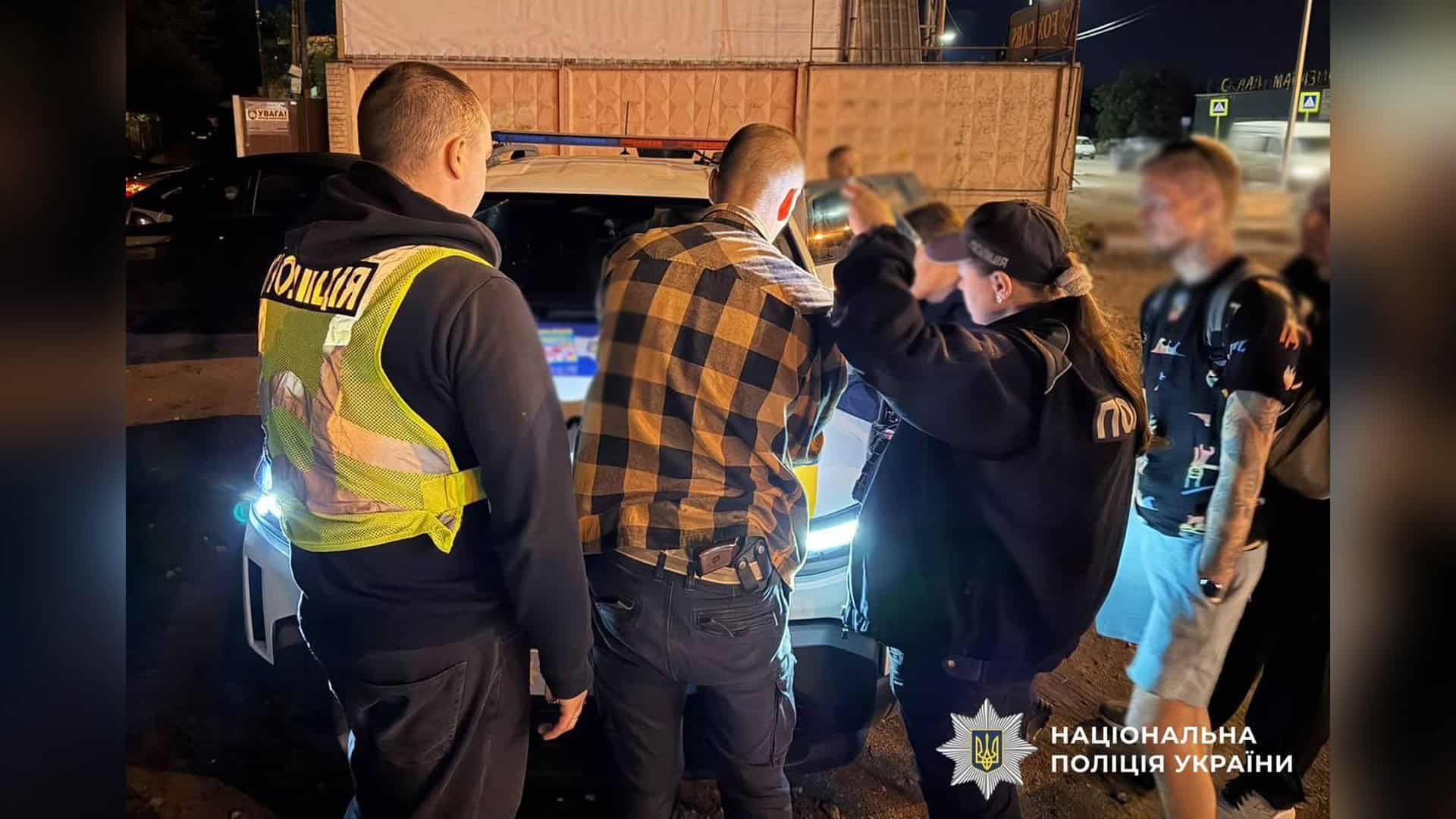 Поліцейські Києва затримали вісьмох наркоторговців під час операції «Рубікон», вилучивши наркотики на понад 1 мільйон гривень