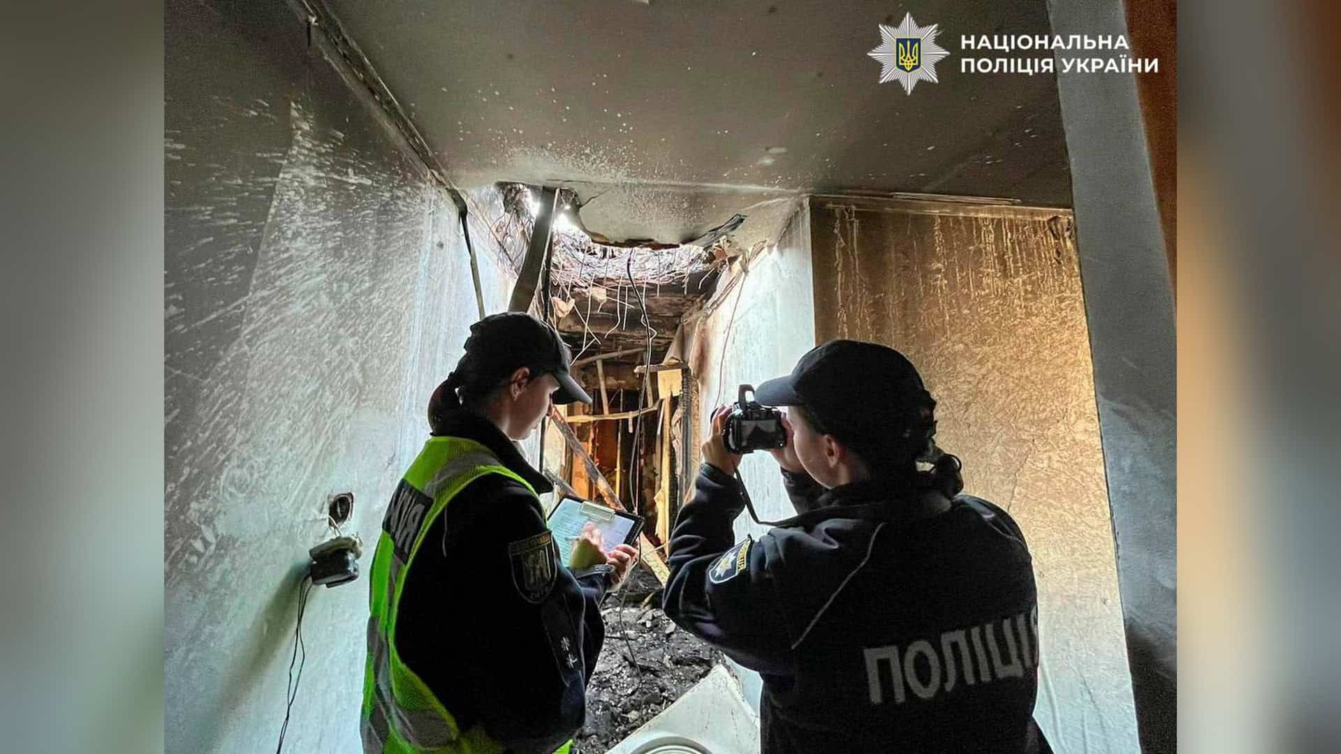 У Бучанському районі евакуювали понад 200 людей після удару дронів Поліція документує наслідки ворожої атаки у Святошинському районі Києва — двоє поранених, пожежа у дев'ятиповерхівці