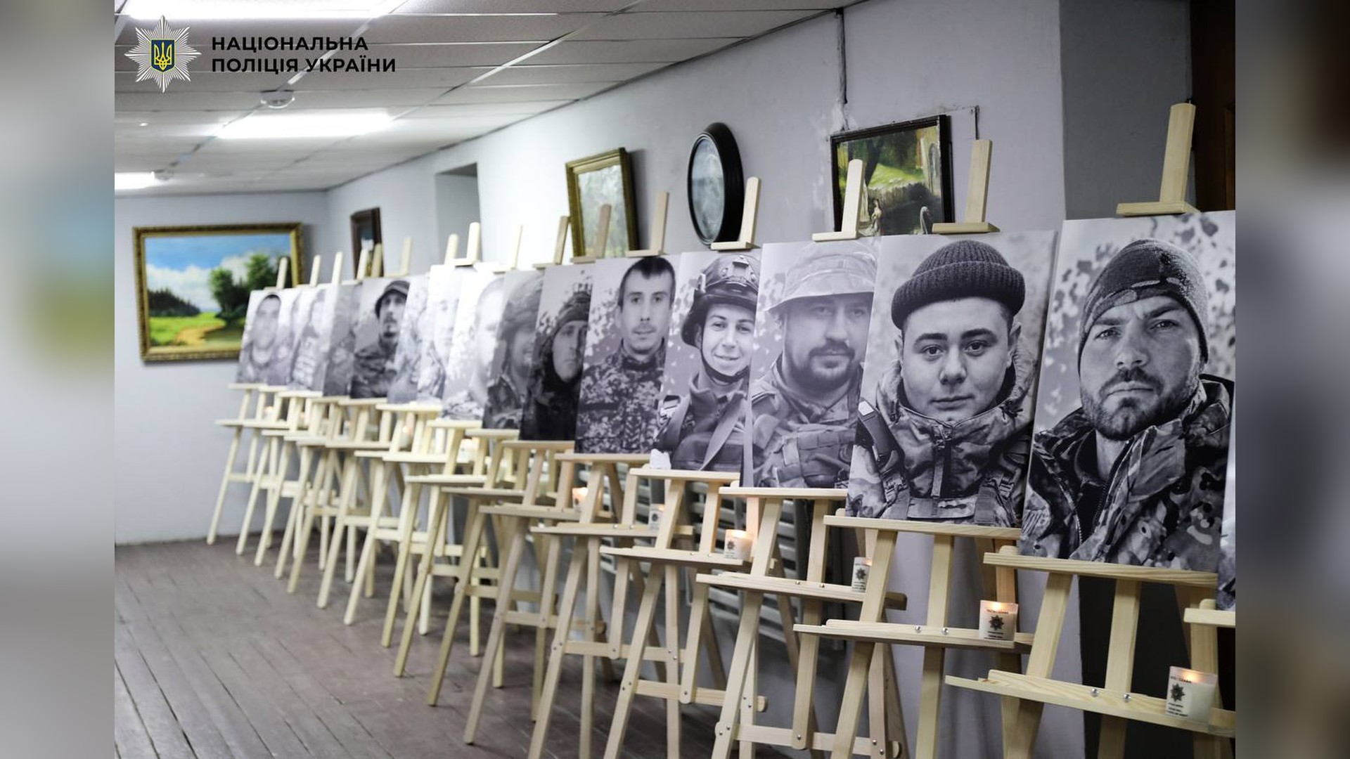 Поліцейські Києва та родини загиблих біля пам'ятної стели ГУНП під час меморіальної церемонії 29 серпня
