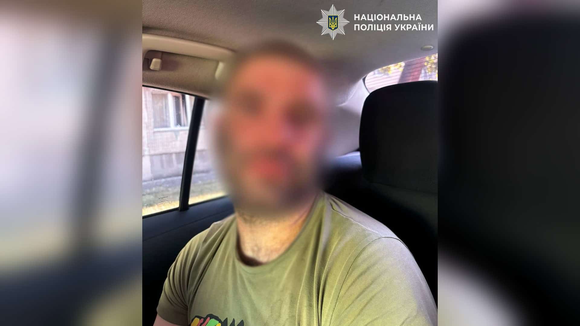 Поліцейські у Дніпровському районі Києва затримали 38-річного чоловіка, підозрюваного у пограбуванні жінки з дитиною