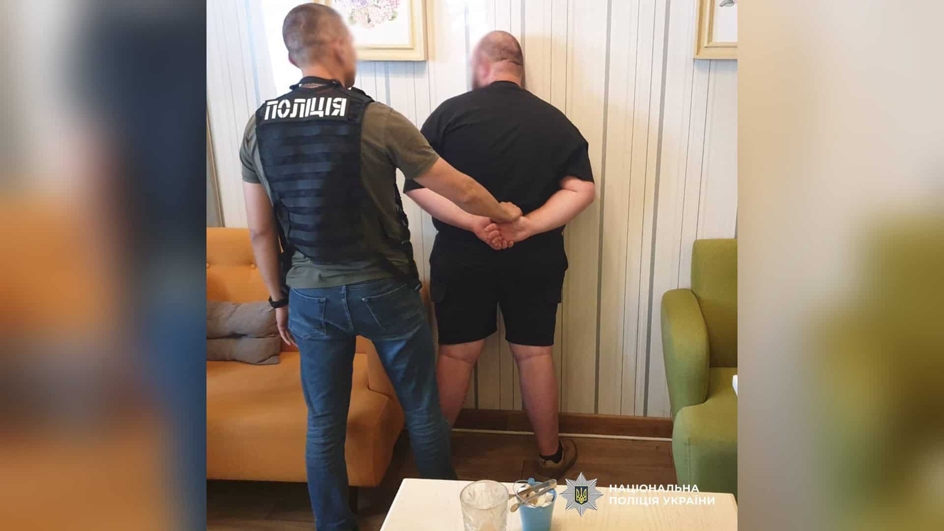 Поліцейські Києва затримали 25-річного шахрая, який продавав іноземцям фіктивні послуги з легалізації проживання за 4000 доларів