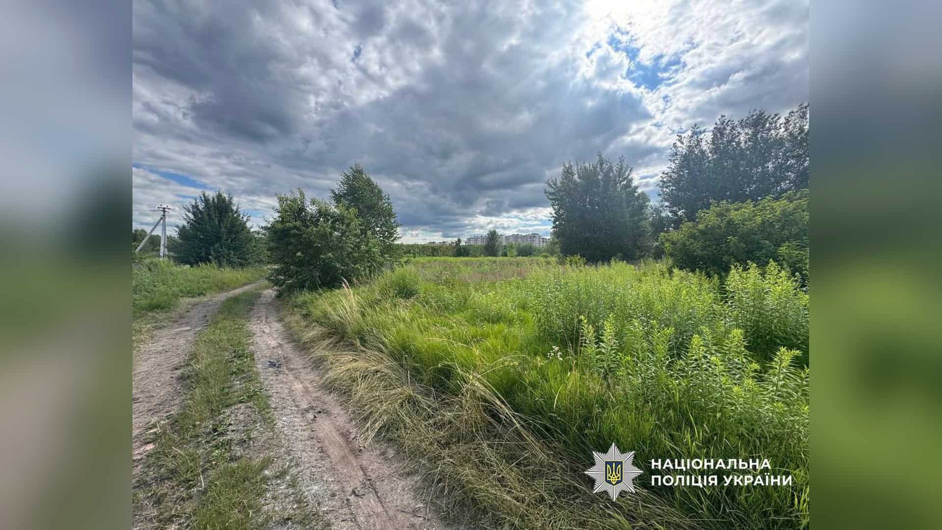 Поліція Києва повідомила про підозру шахраю, який виманив $30 000 за обіцянку оформити землю в Гатному у декількох постраждалих