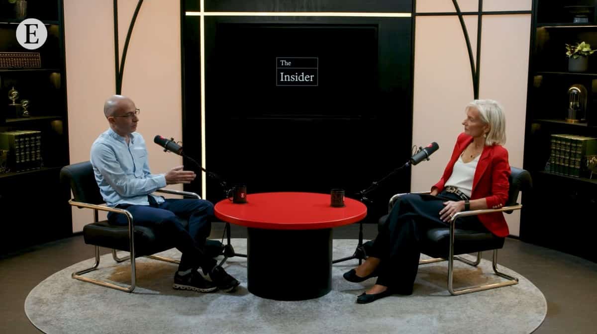 Юваль Ной Харарі та ведуча програми The Insider в студії The Economist