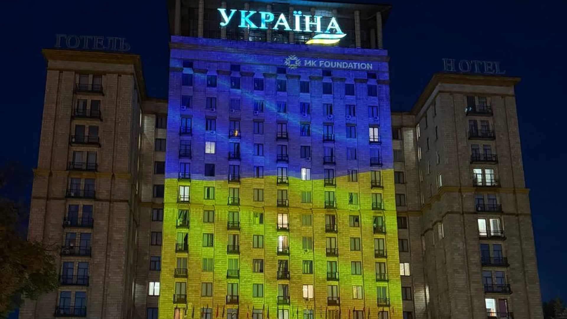 Фасад готелю «Україна» на Майдані Незалежності підсвічений синьо-жовтими кольорами прапора у День Незалежності