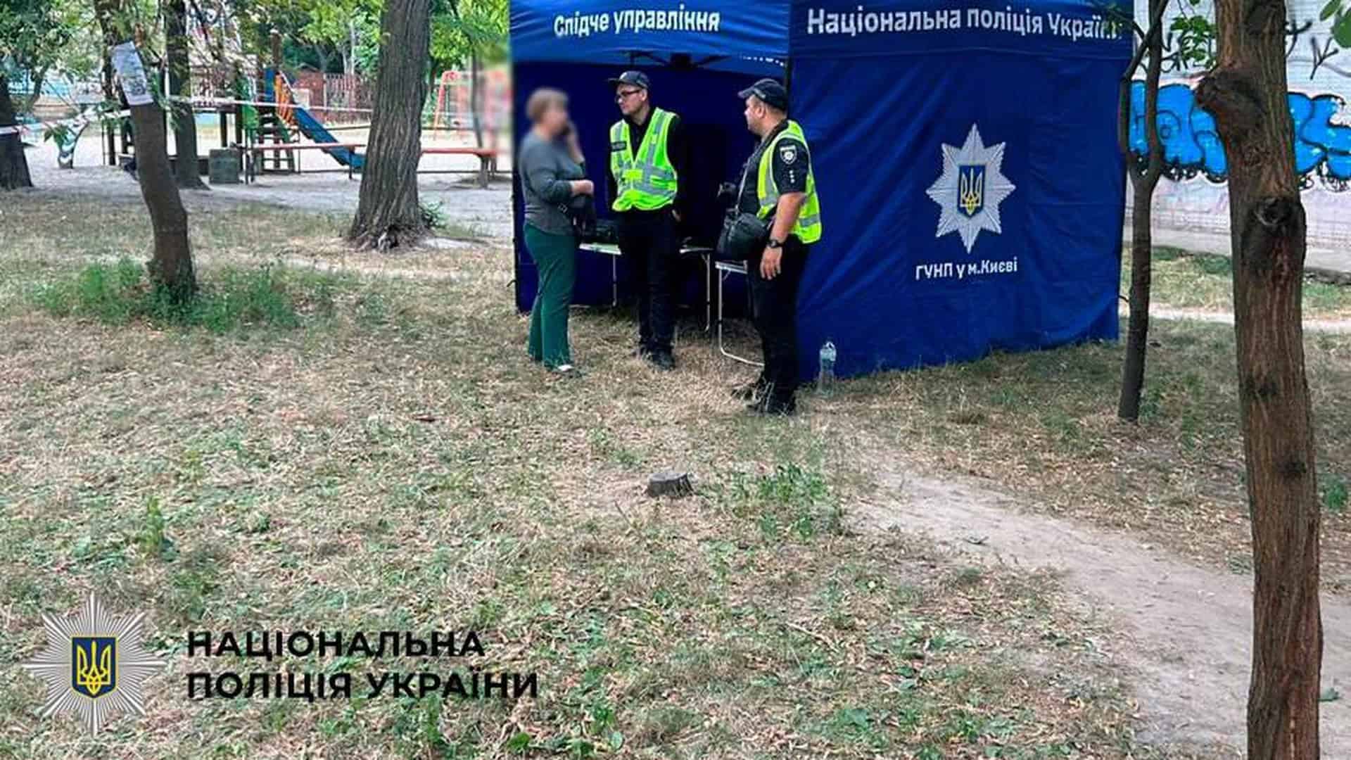 Наметовий пункт слідчо-оперативної групи Нацполіції біля дитячого майданчика в Києві після обстрілу РФ, 29 серпня 2026 року