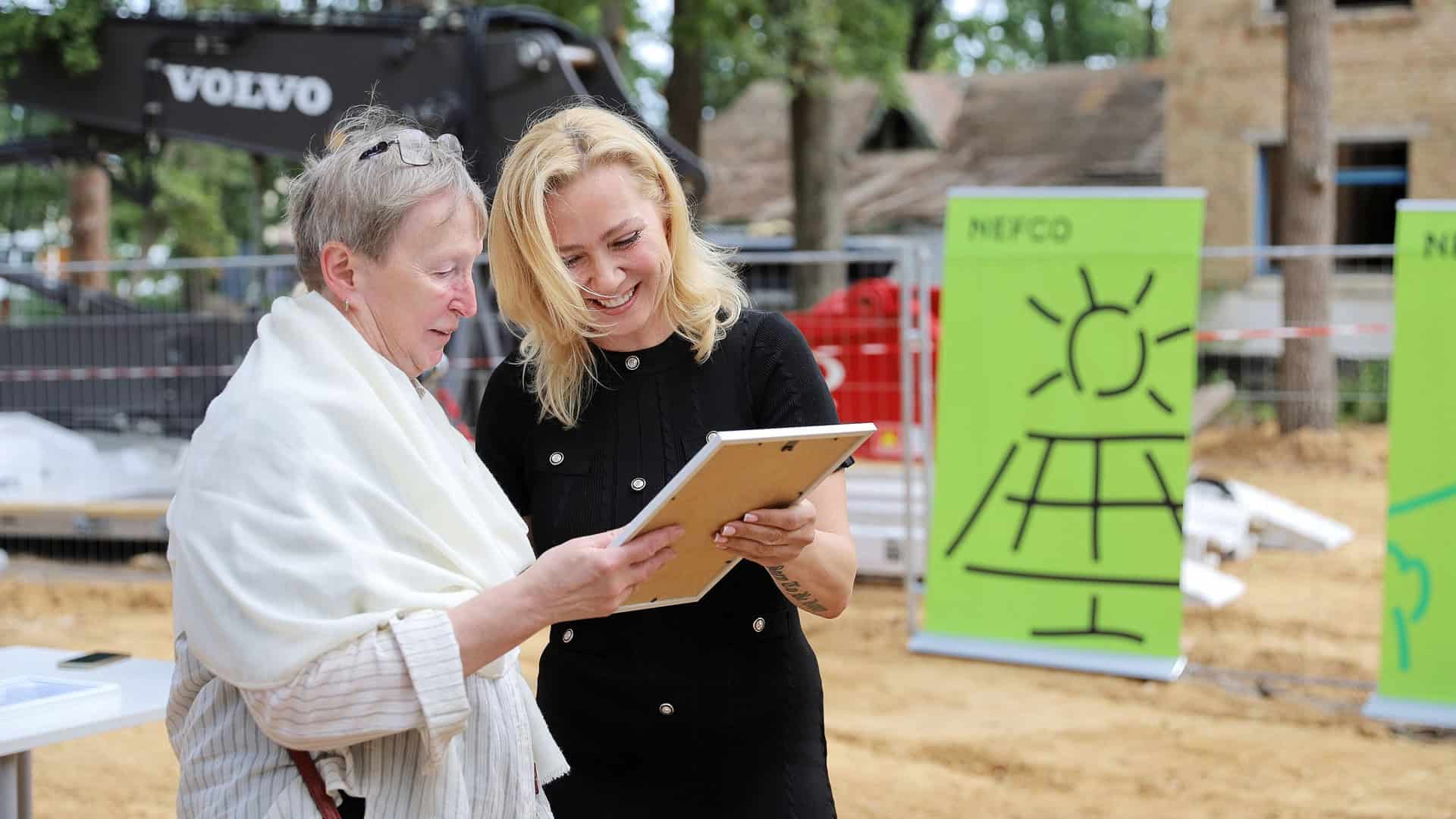 Фейкові довідки для виїзду за кордон: організатора схеми передали до суду Анна Мінакова (НЕФКО) та Анжела Макеєва, виконувачка обов’язків мера Ірпеня, на майданчику демонтажних робіт