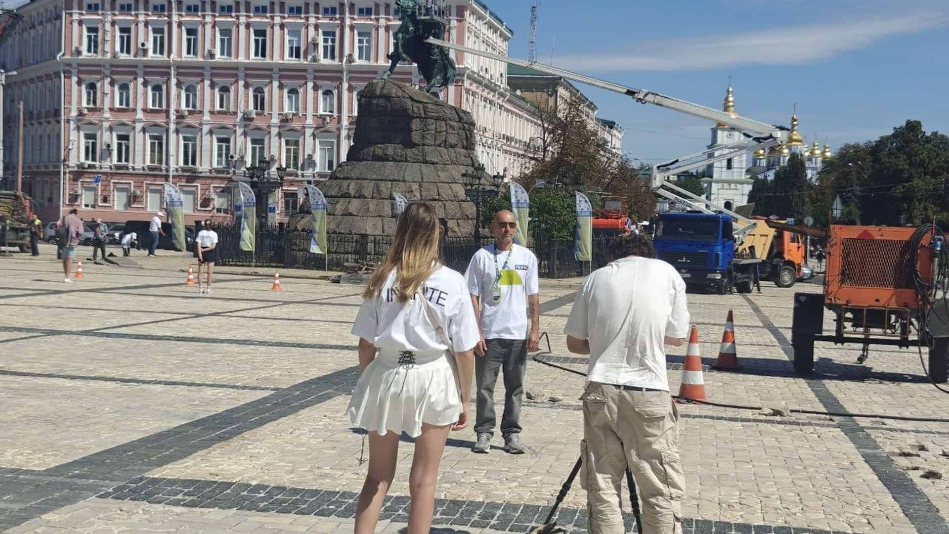 Культурний дайджест Києва: 25–31 травня Волонтери Inwhite та знімальна група біля пам’ятника Богдану Хмельницькому на Софійській площі під час прибирання
