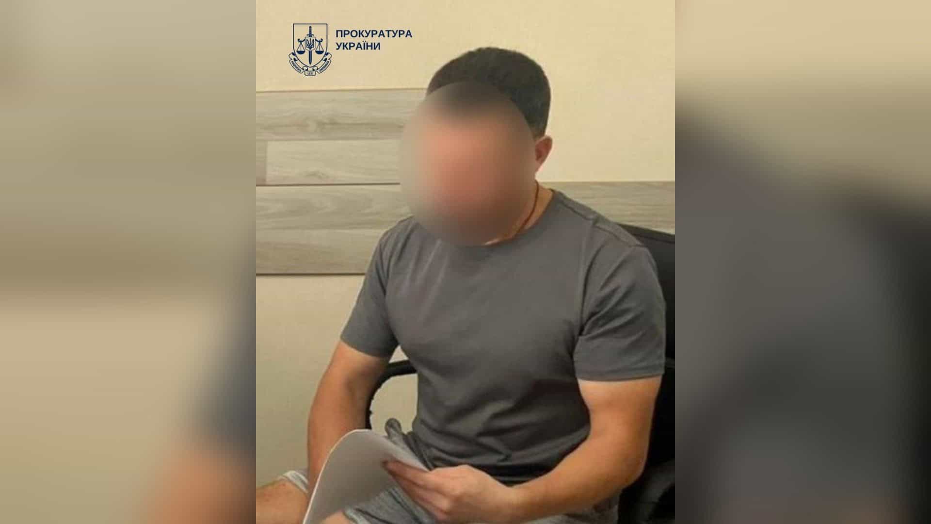 Судовий зал у Києві: 38-річного киянина засуджено на 7 років за шахрайство та вимагання 455 тисяч гривень у вдови загиблого військового
