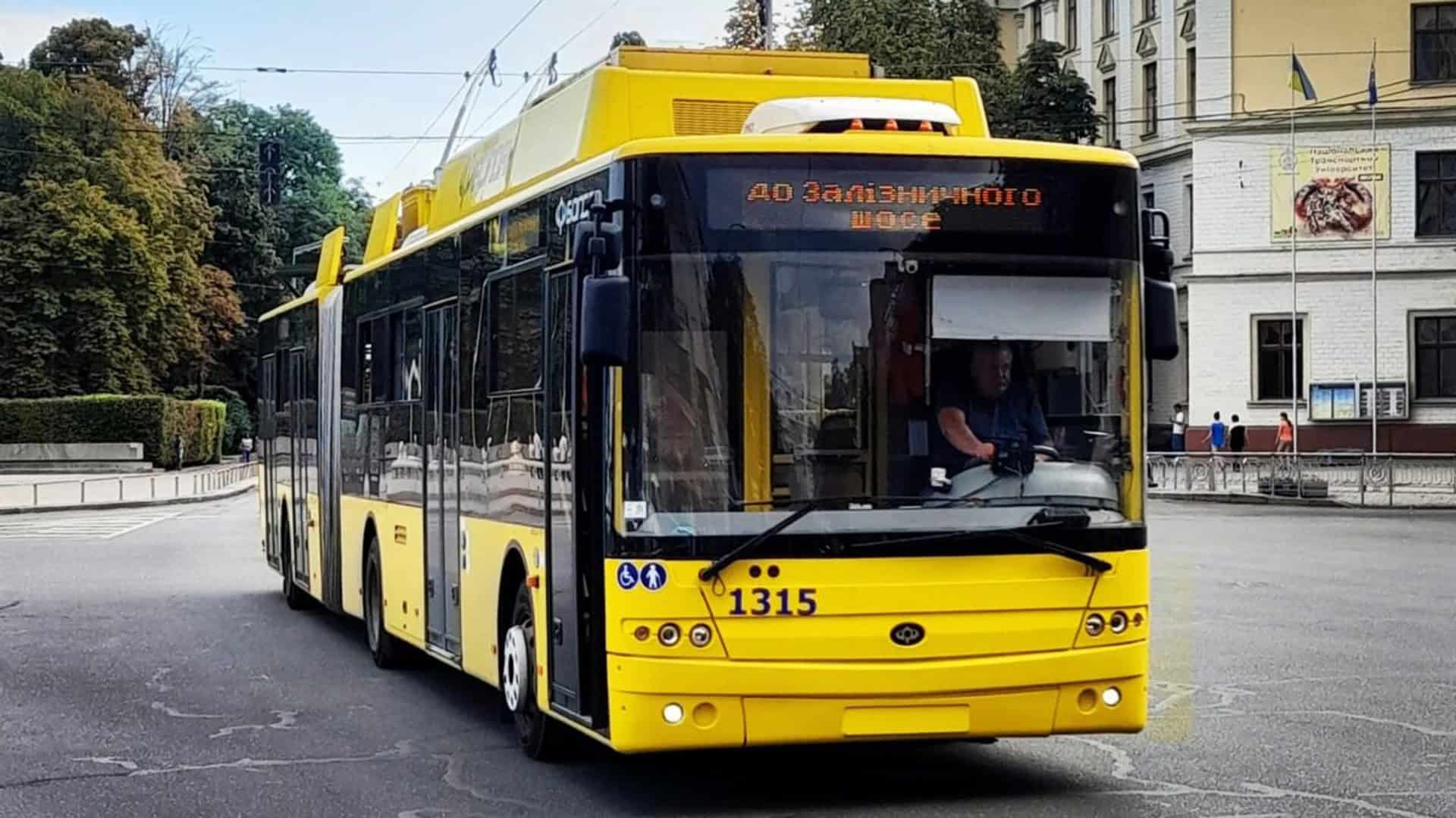Автобус № 37а не заїжджає на «Чайки» після нічної ворожої атаки Жовтий тролейбус рухається вулицею