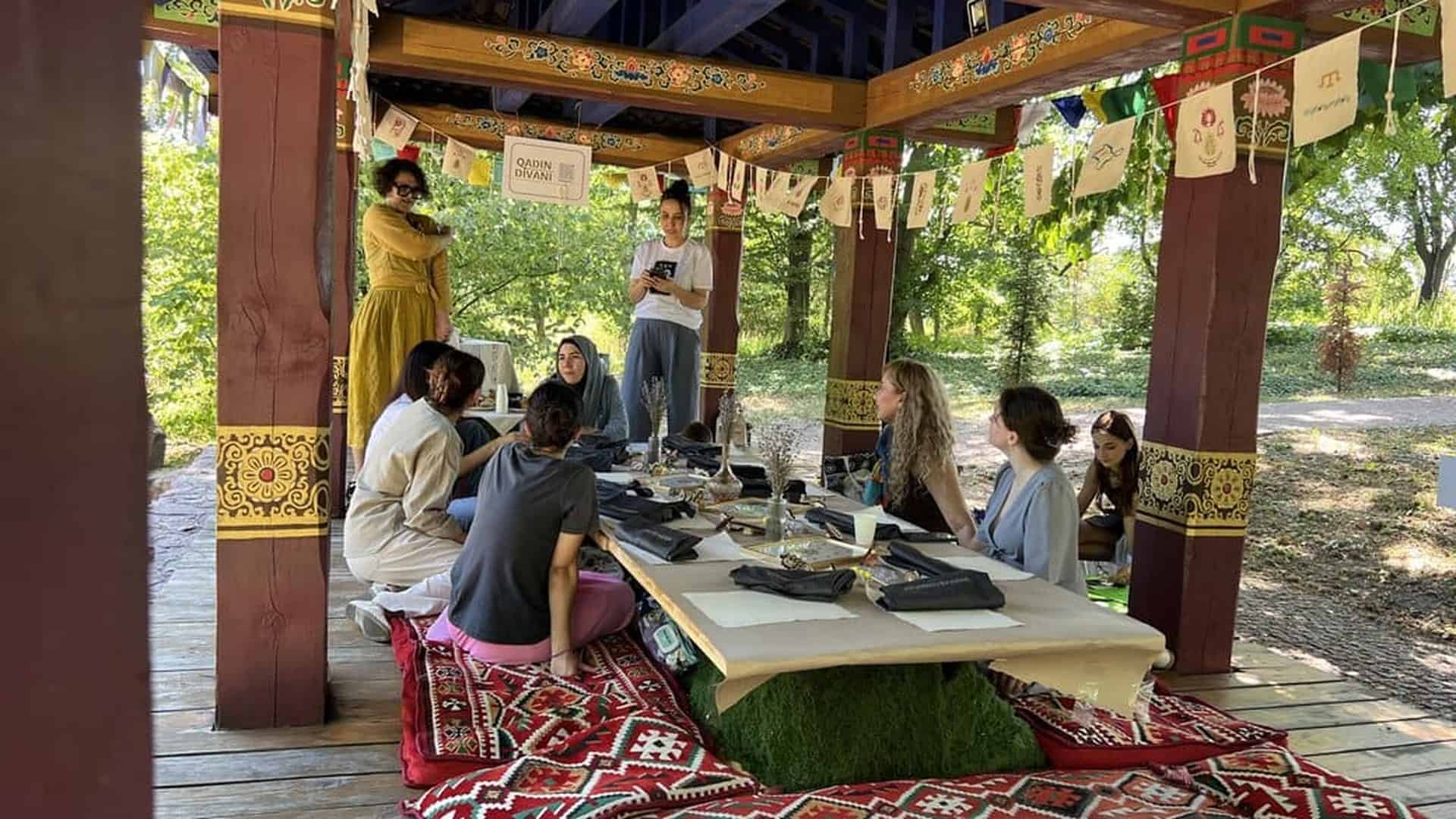 У Києві до Дня української писемності та мови проведуть 9 безплатних екскурсій Учасниці артпікніку проєкту «Кримотерапія» опрацьовують вибійки з кримськотатарським орнаментом орнек під навісом на природі